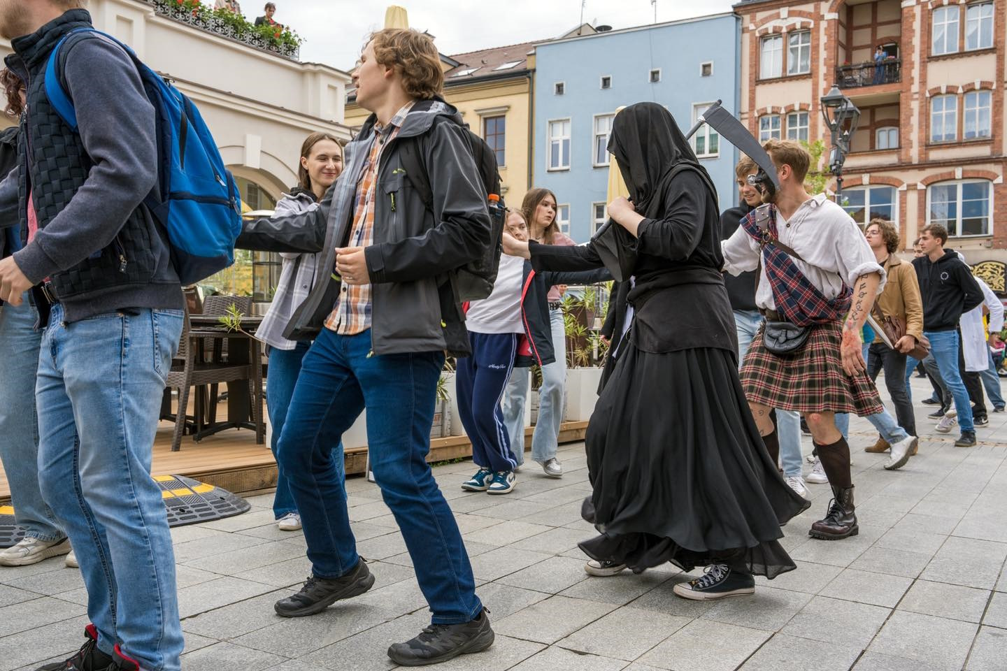 Studenci w strojach tańczą Belgijkę na Rynku