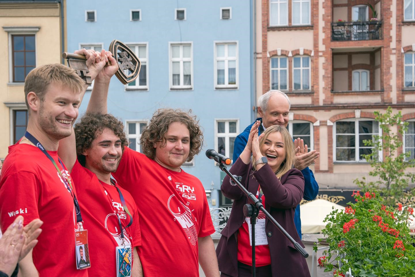 Studenci, prezydent miasta, rektor Politechniki Śląskiej i studenci z kluczem
