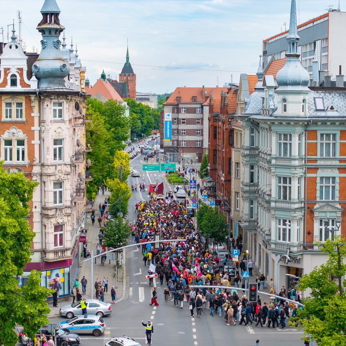 Korowód idzie ulicą
