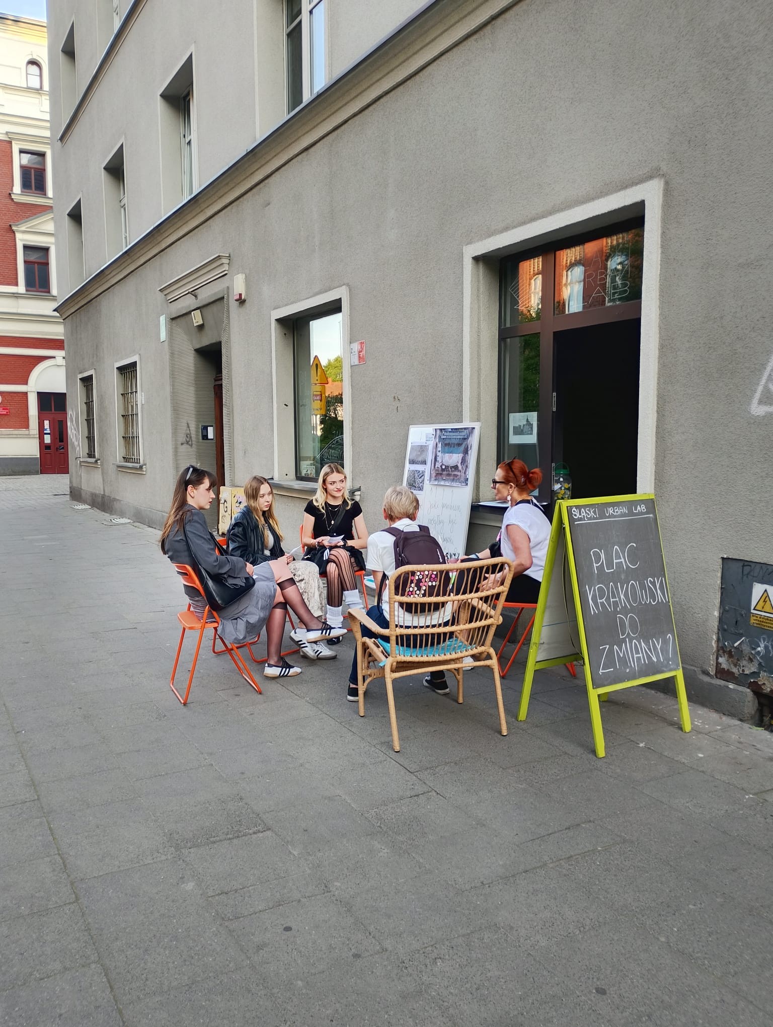 budynek, mężczyźni i kobiety