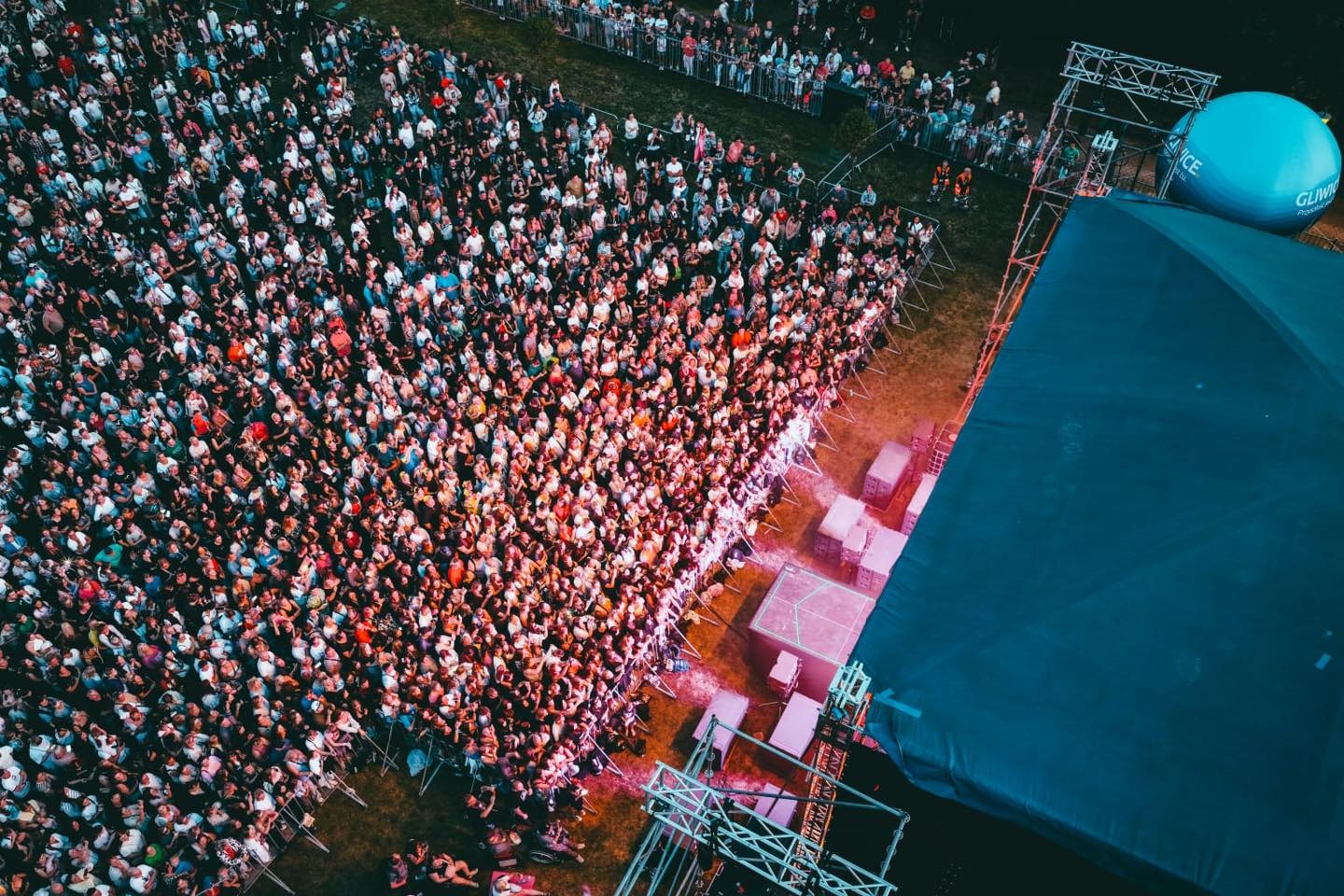 Tłum przed sceną