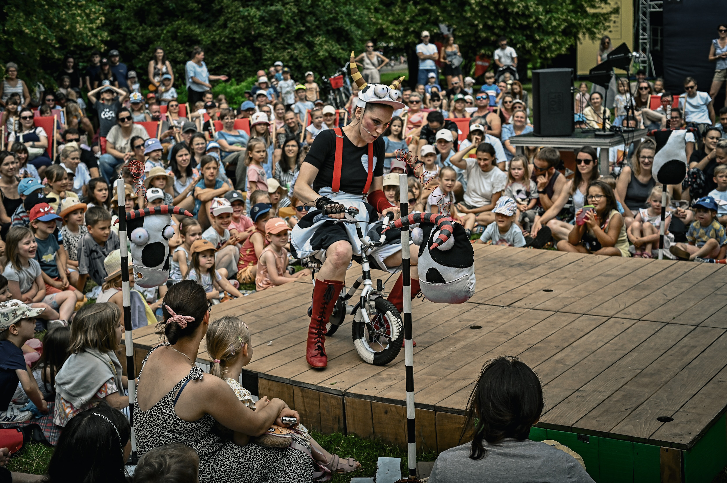 Dzieci oglądające spektakl "Mama Mu"