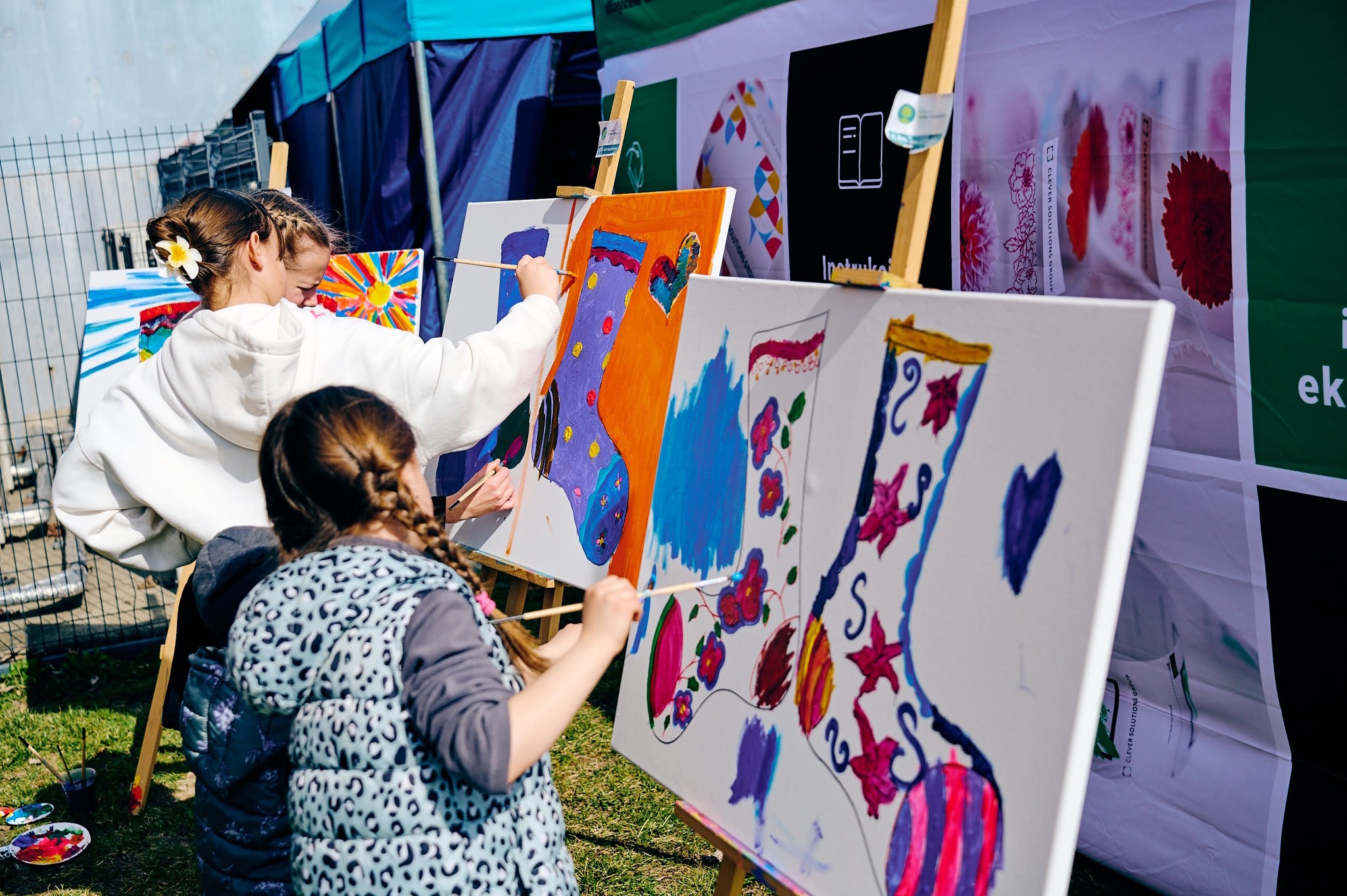 Dzieci malujące kolorowe skarpetki