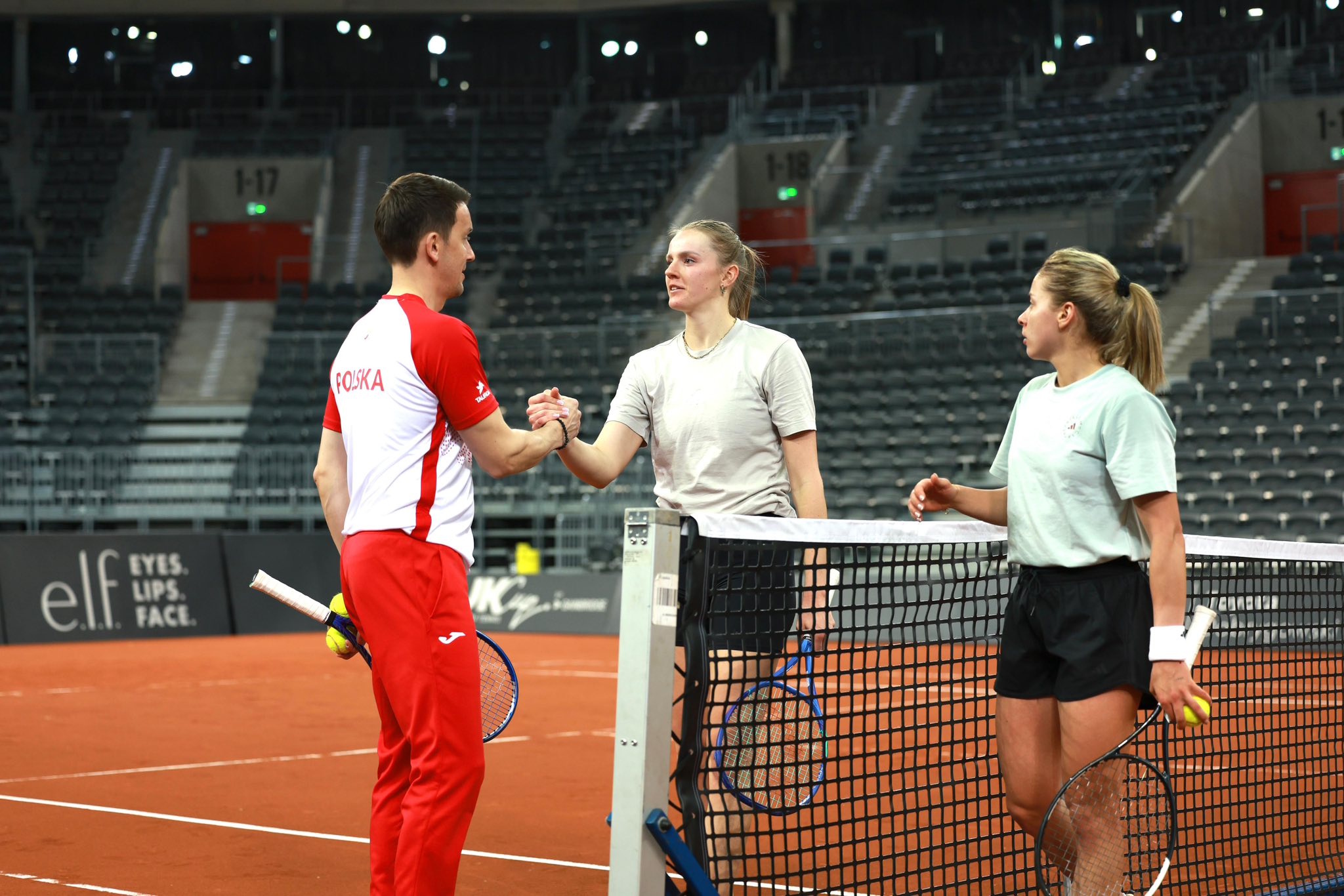 Zawodniczki z Polski z trenerem