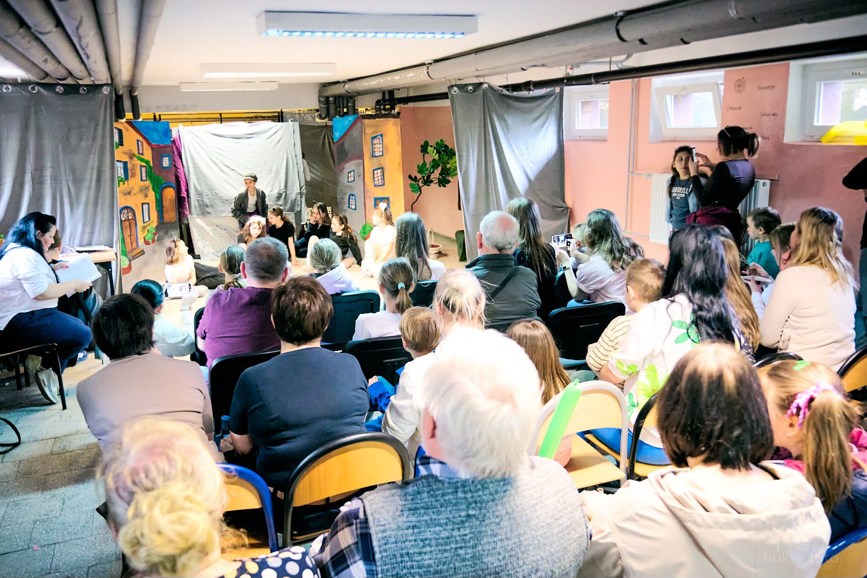 młodzi ludzie podczas festiwalu