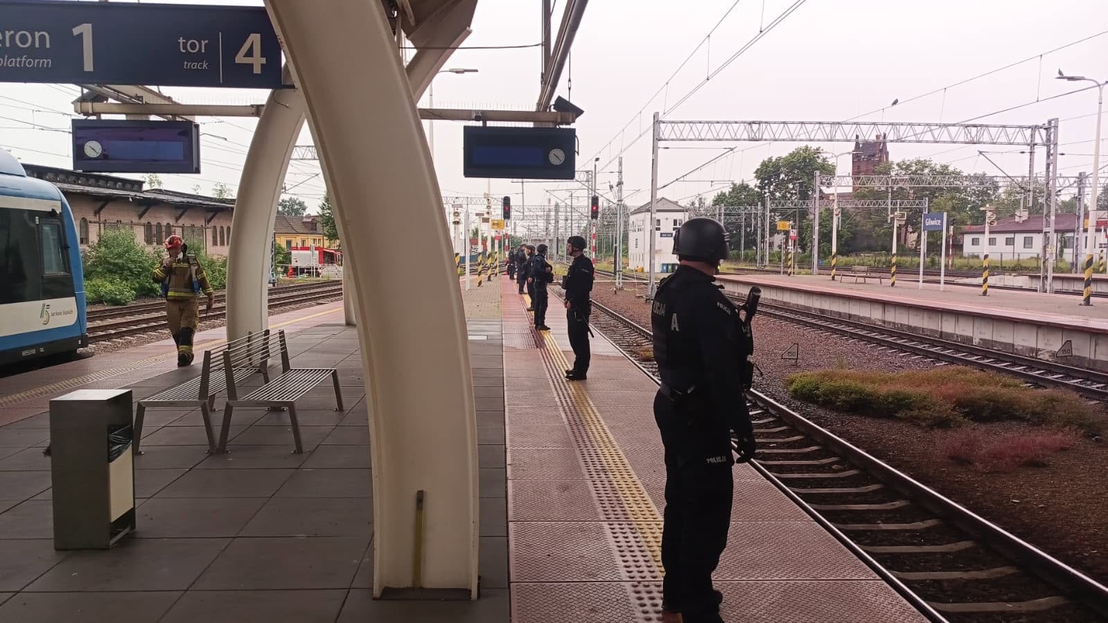 Policjanci obstawiający peron