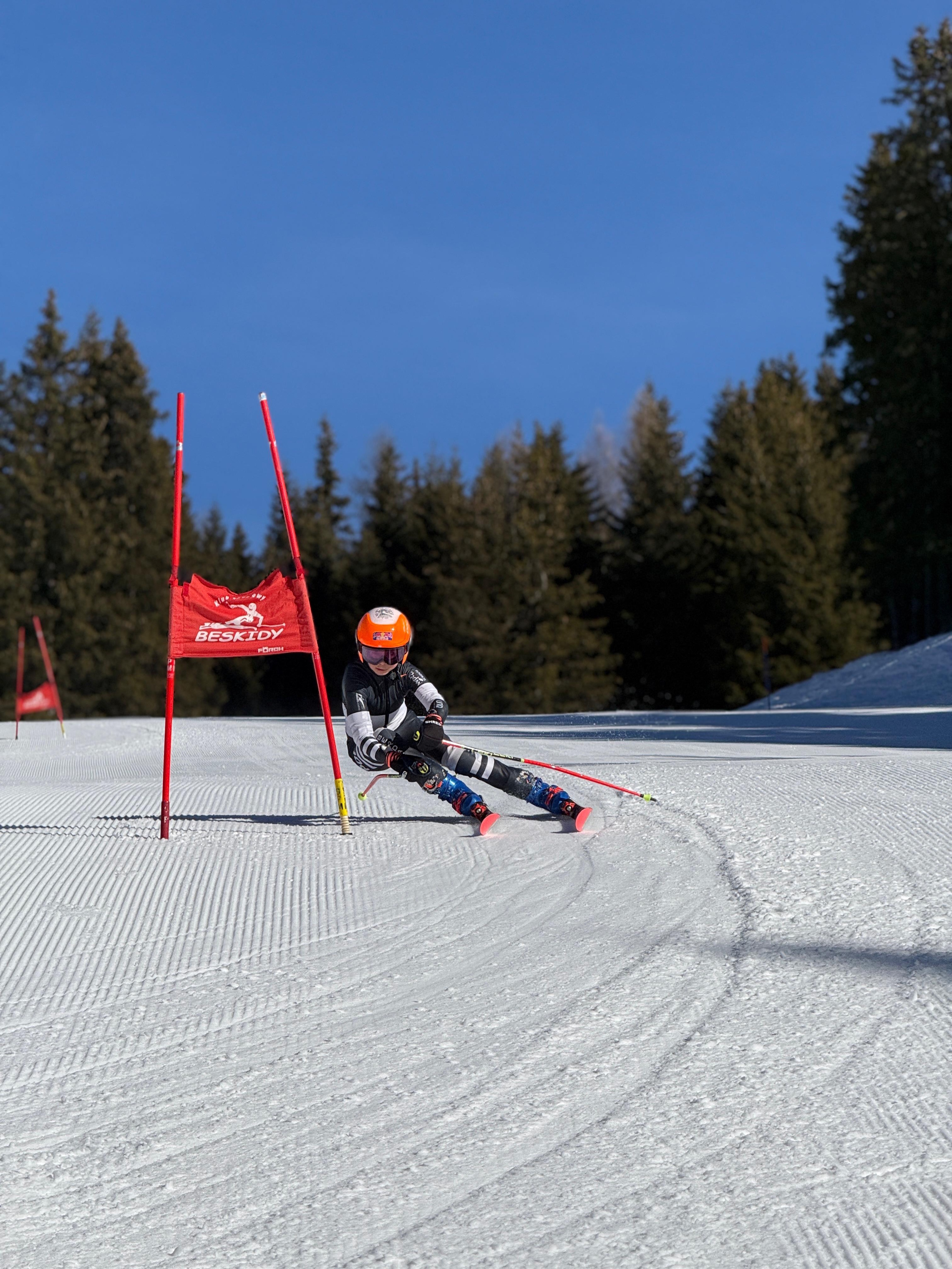 Janek jadący na nartach