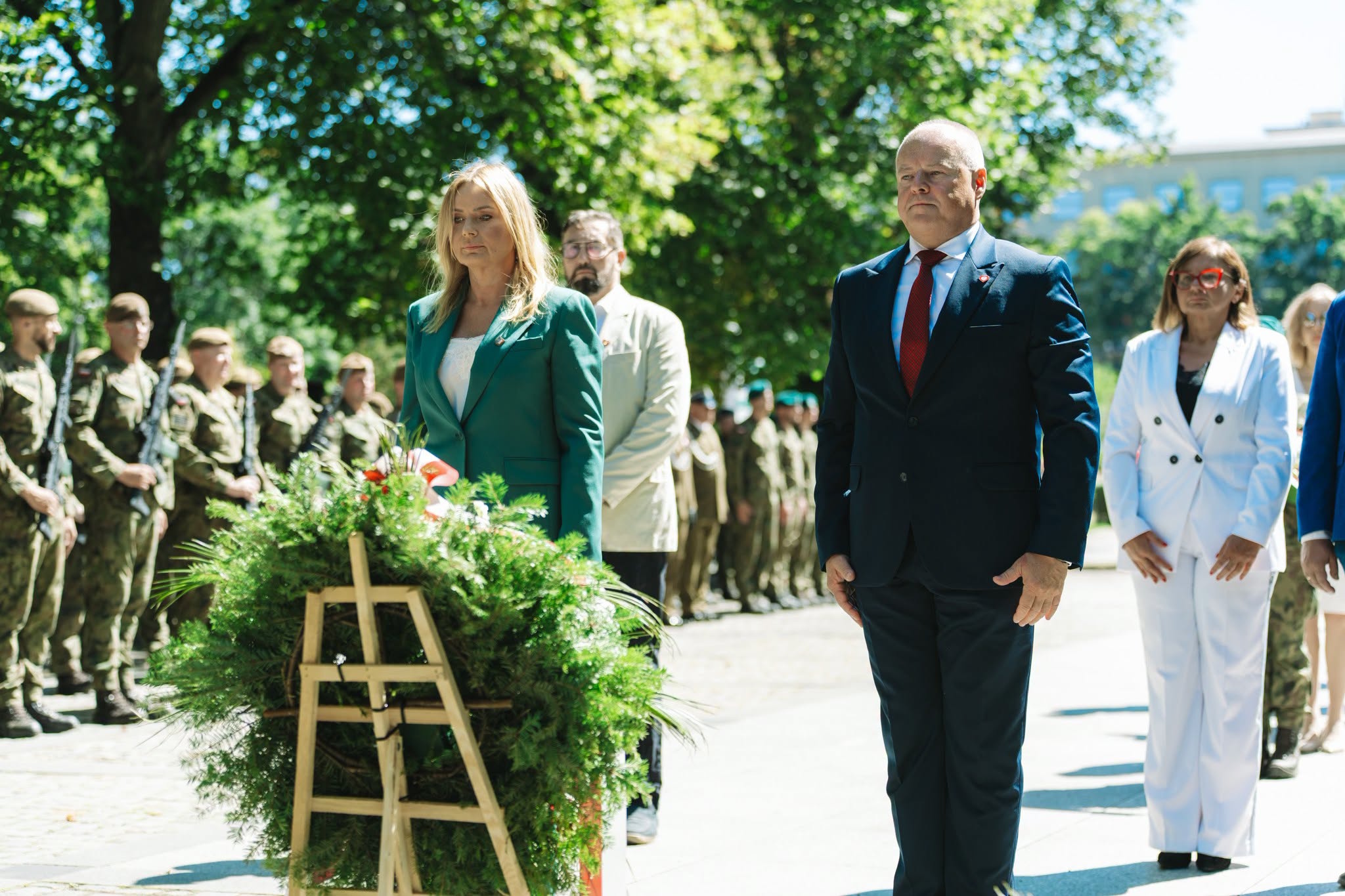 Prezydent Gliwic składająca kwiaty pod pomnikiem