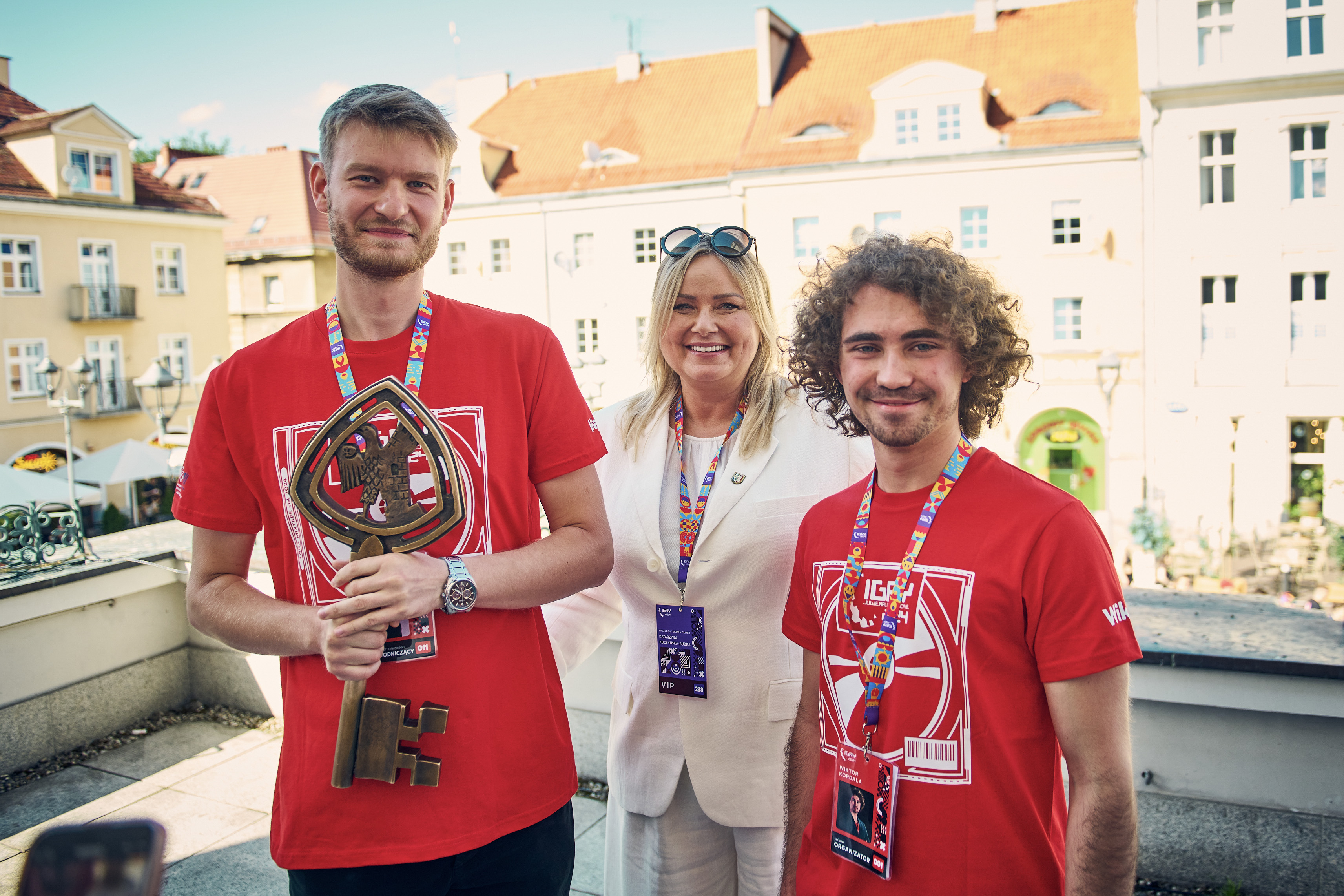 Fot. M. Buksa/ UM w Gliwicach Studenci pozujący z prezydent miasta i kluczem