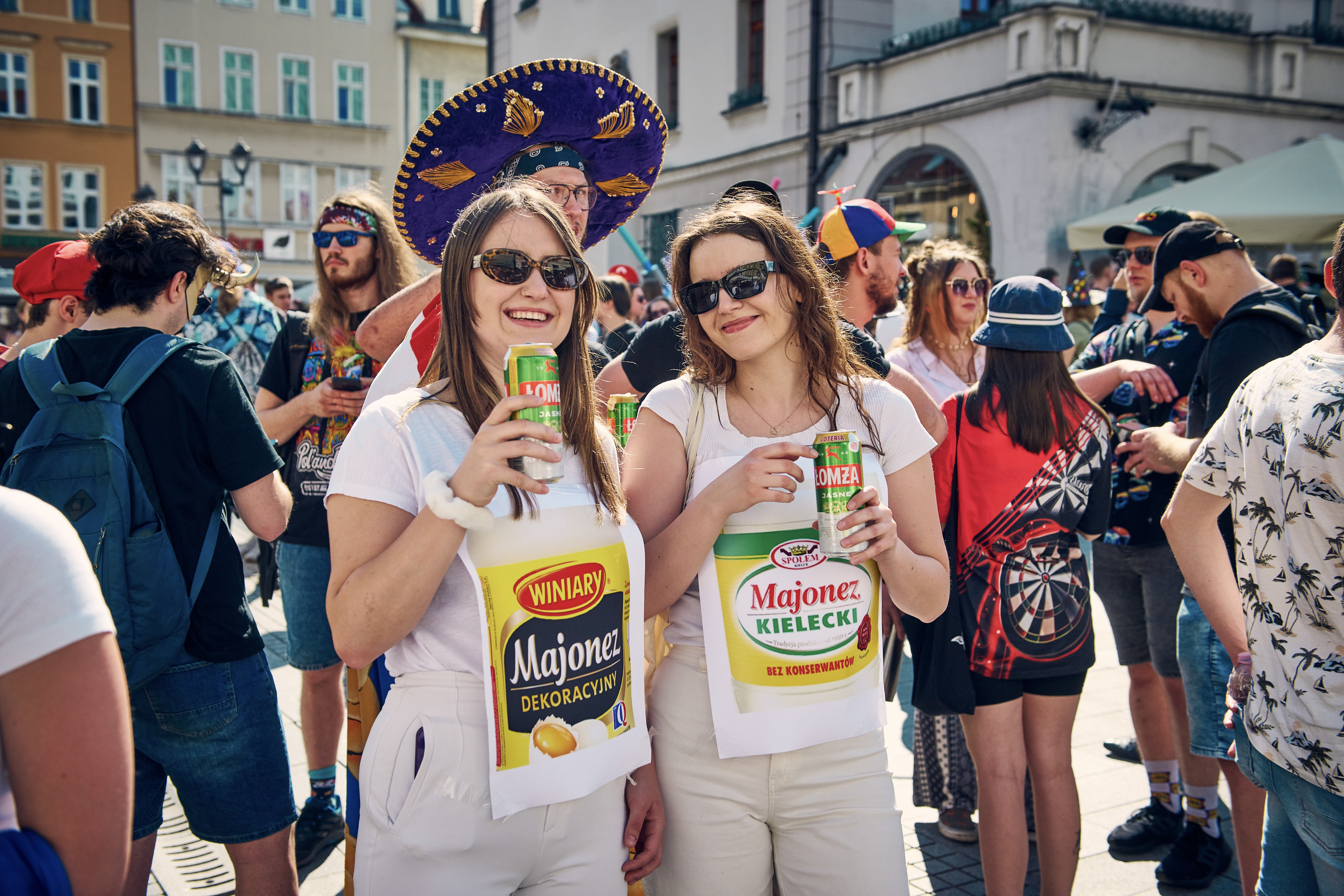 Fot. M. Buksa/ UM w Gliwicach Studentki przebrane za słoiki majonezów