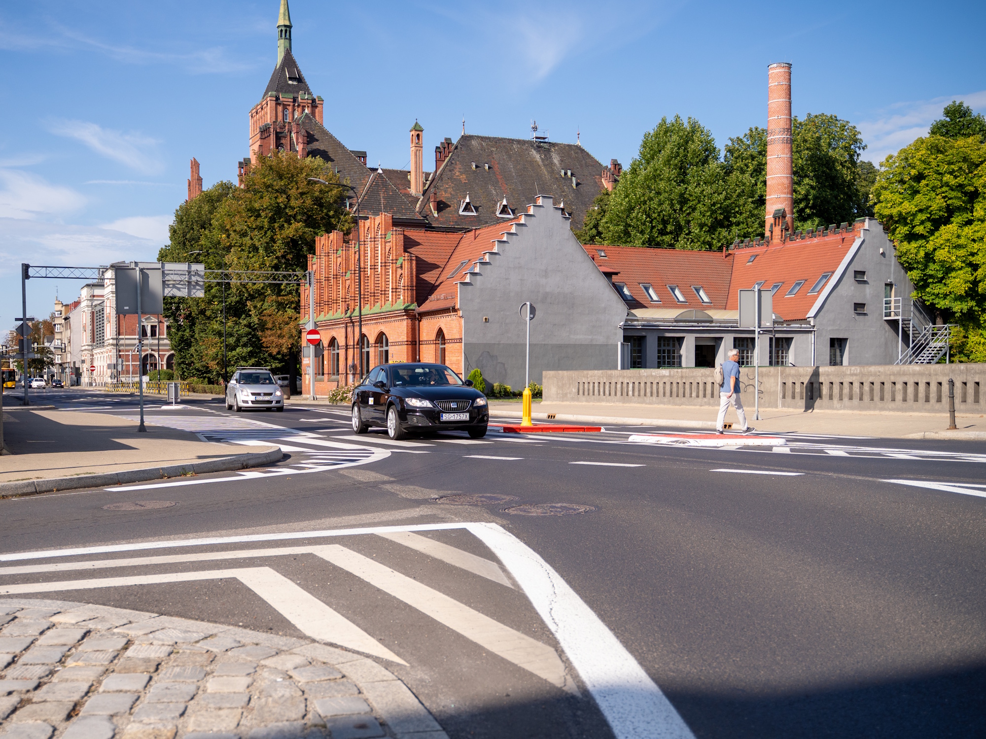 Sygnalizacja świetlna mogłaby działać na przejściu na moście nad Kłodnicą przy ul. Wrocławskiej, jednak przy dużym ruchu pieszych oznaczałaby częste zatrzymywanie samochodów i autobusów.