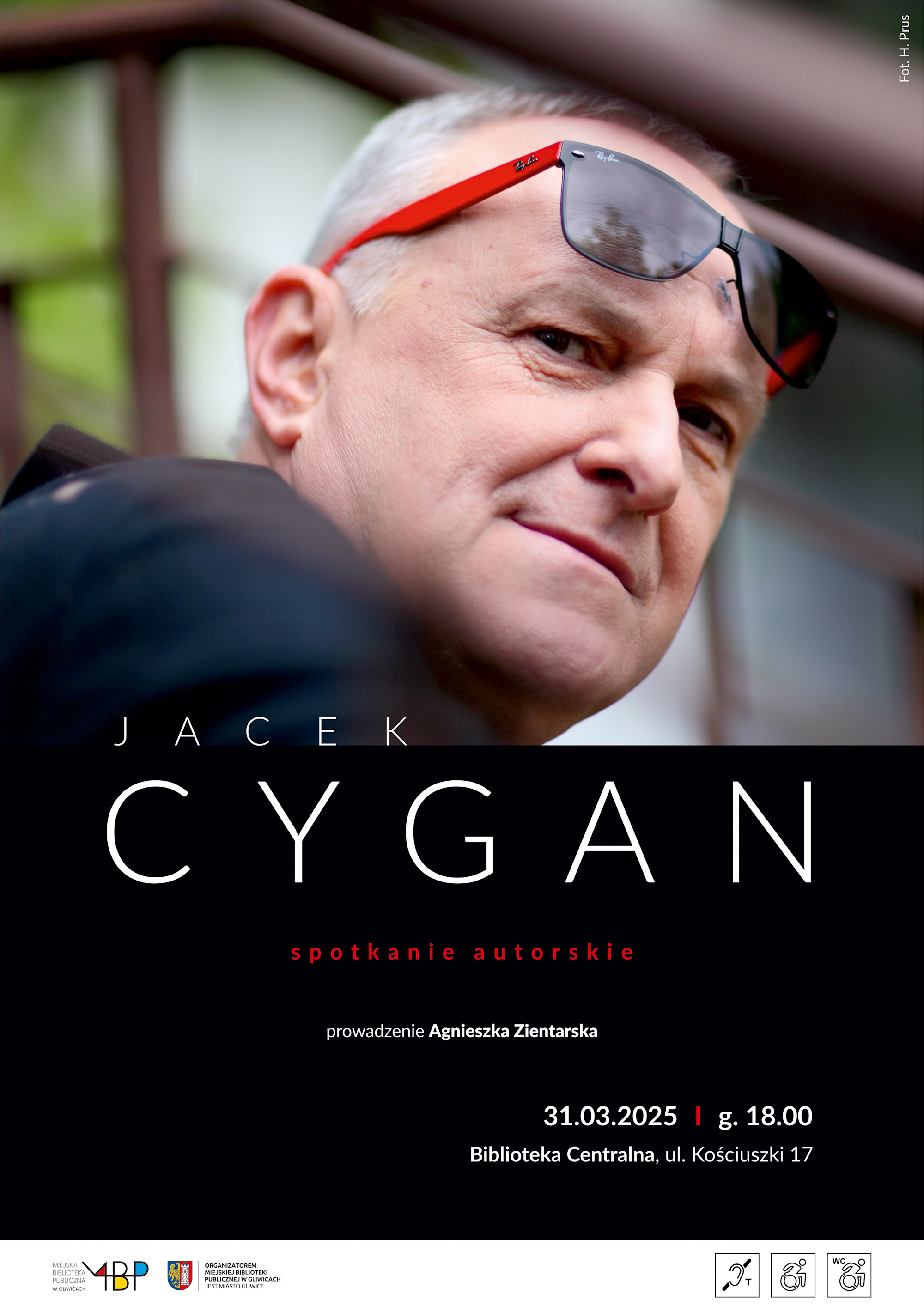 Fot. H. Prus/MBP w Gliwicach Plakat z napisami i zdjęciem Jacka Cygana