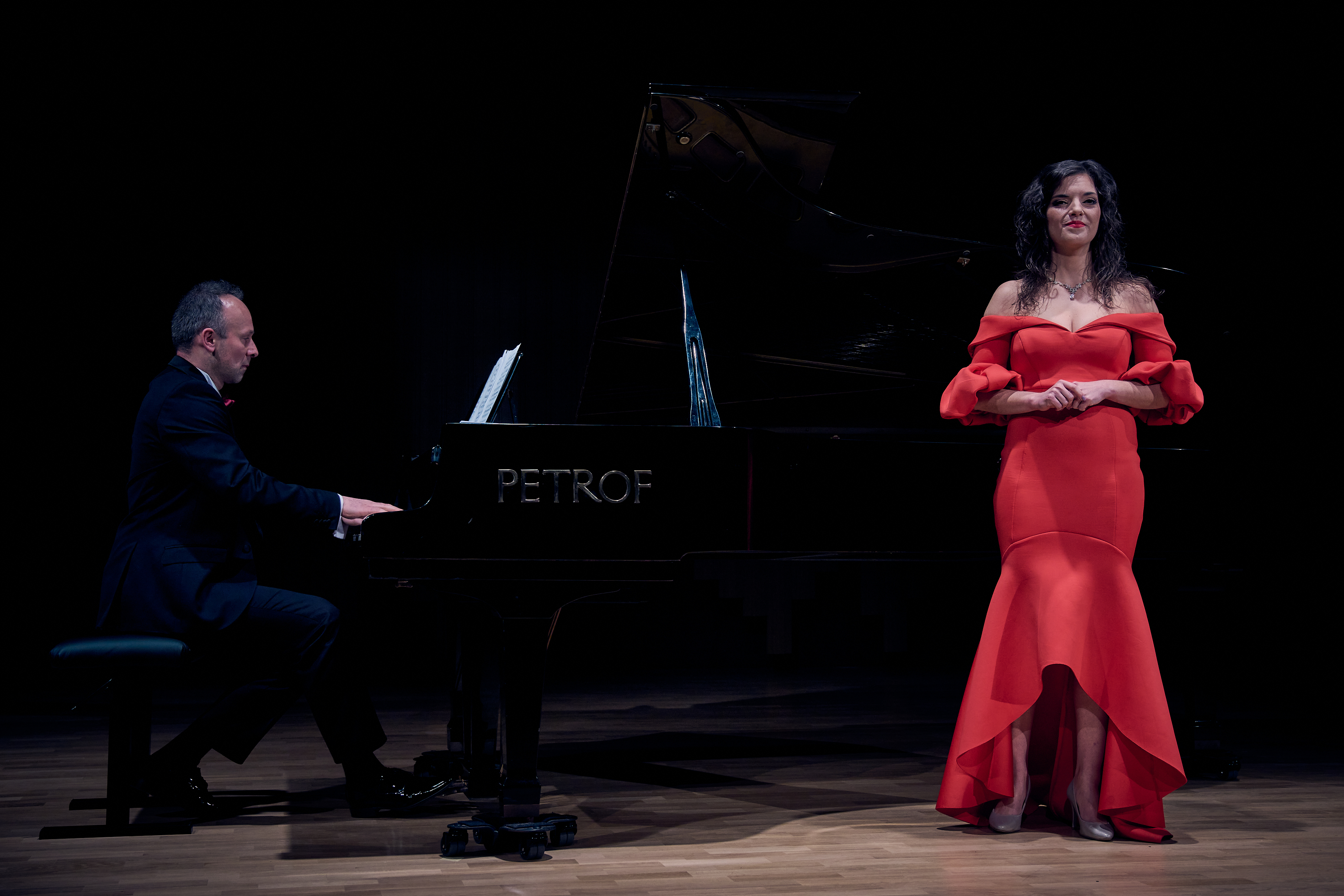 Pianista gra, solistka spiewa na scenie