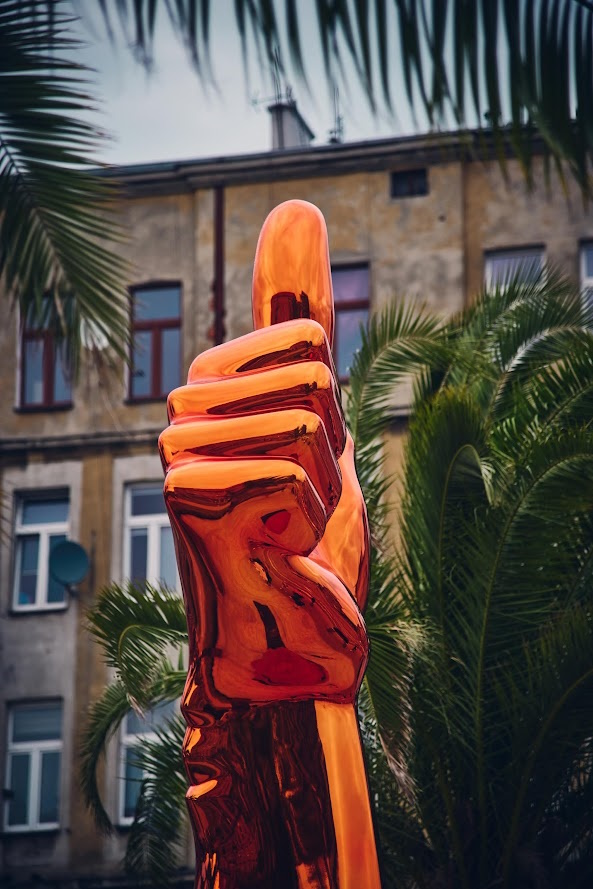 Totem festiwalowy ręka-kciuk autorstwa Jana Śliwki