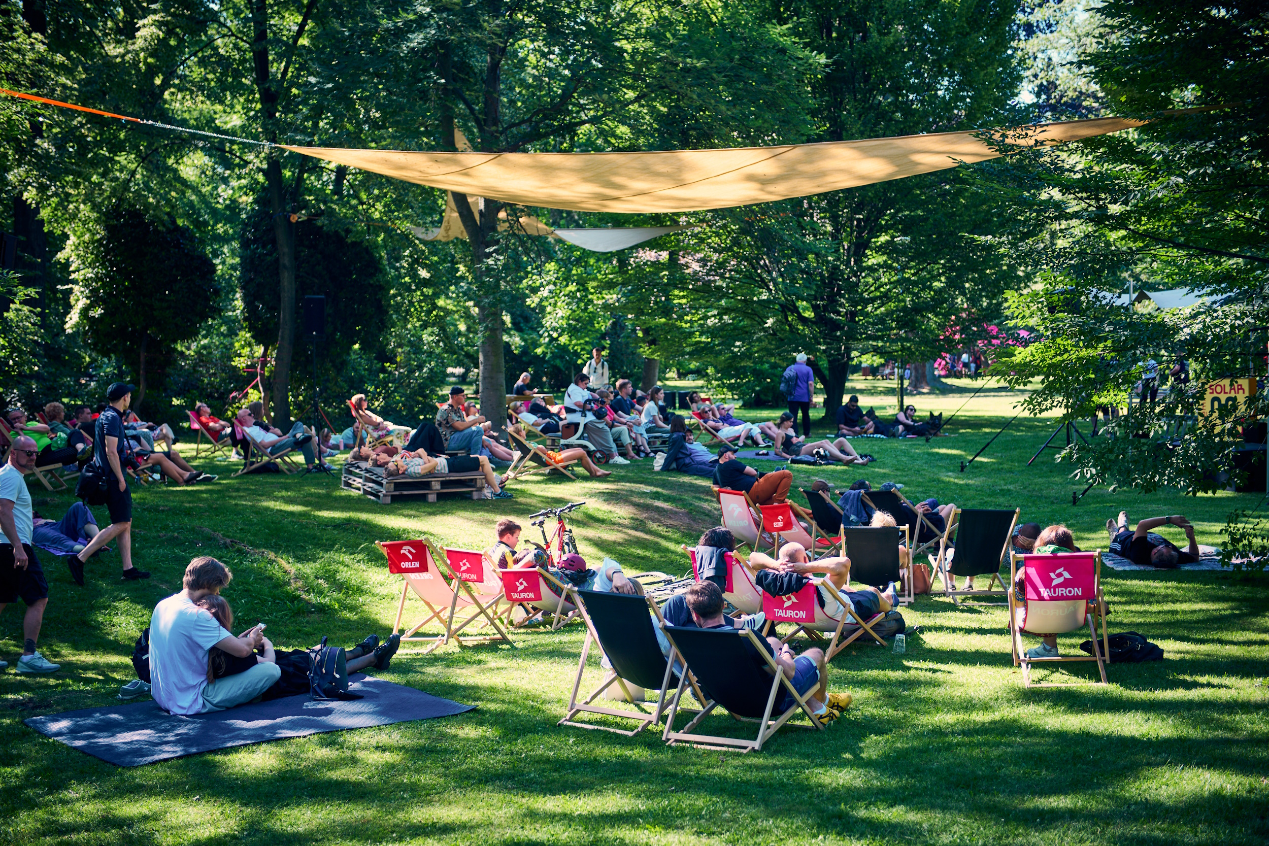 Publiczność przez Sceną Solar w parku Chopina