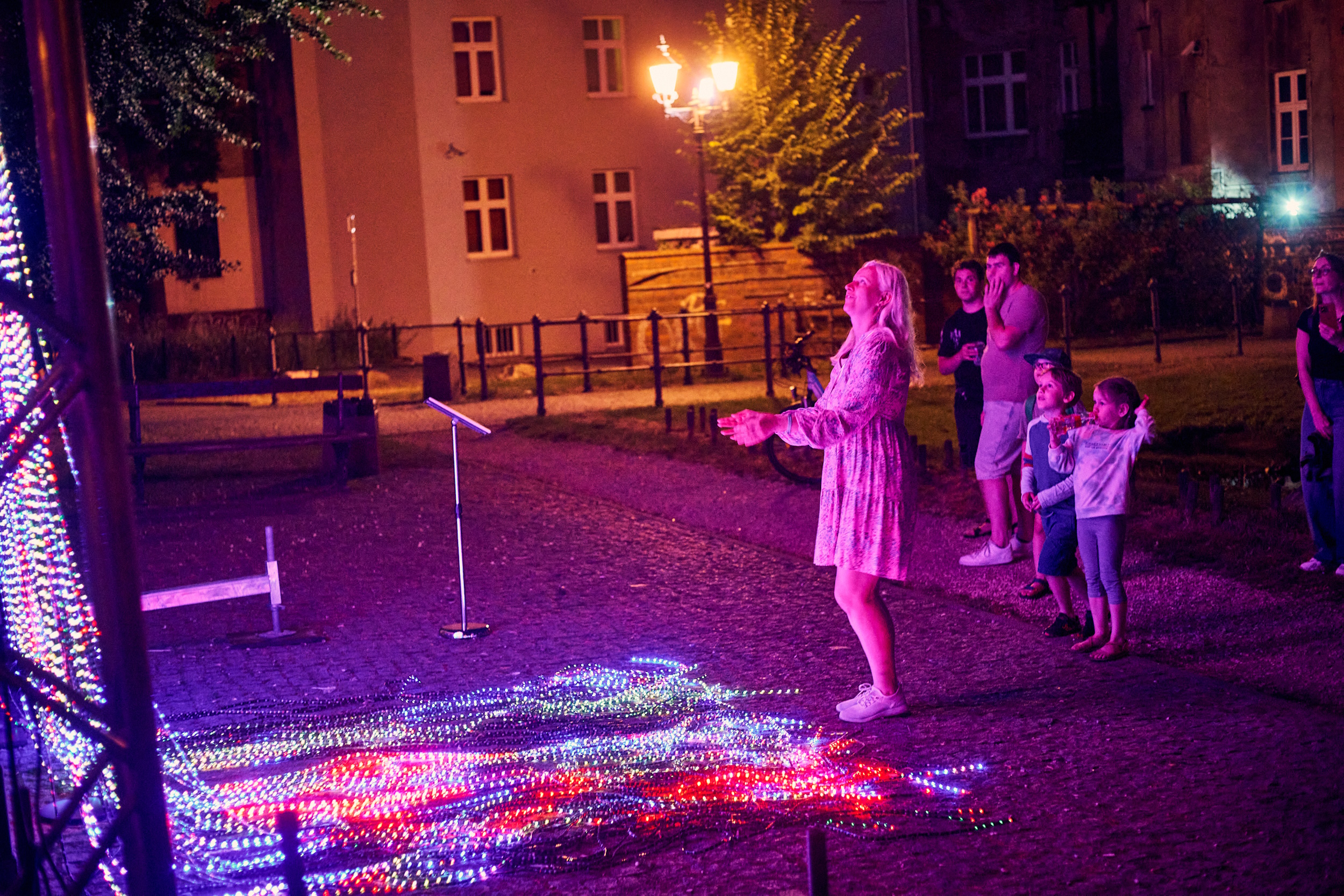 Instalacja studia Ksawery Komputery na skwerze Salgótarján