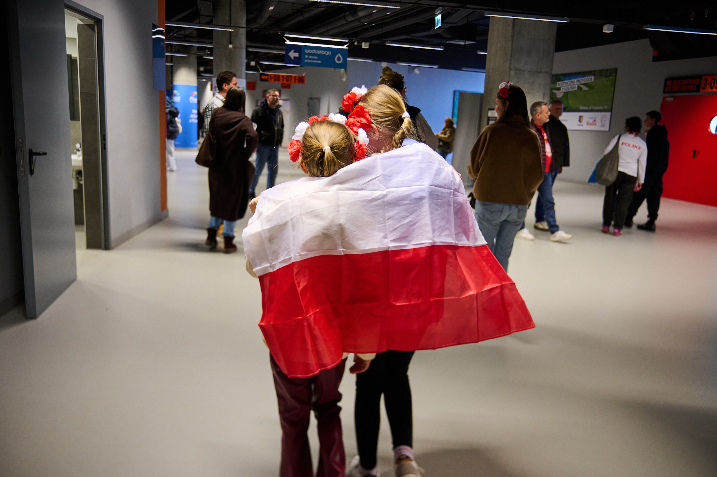 Polski kibicki owinięte narodową flagą