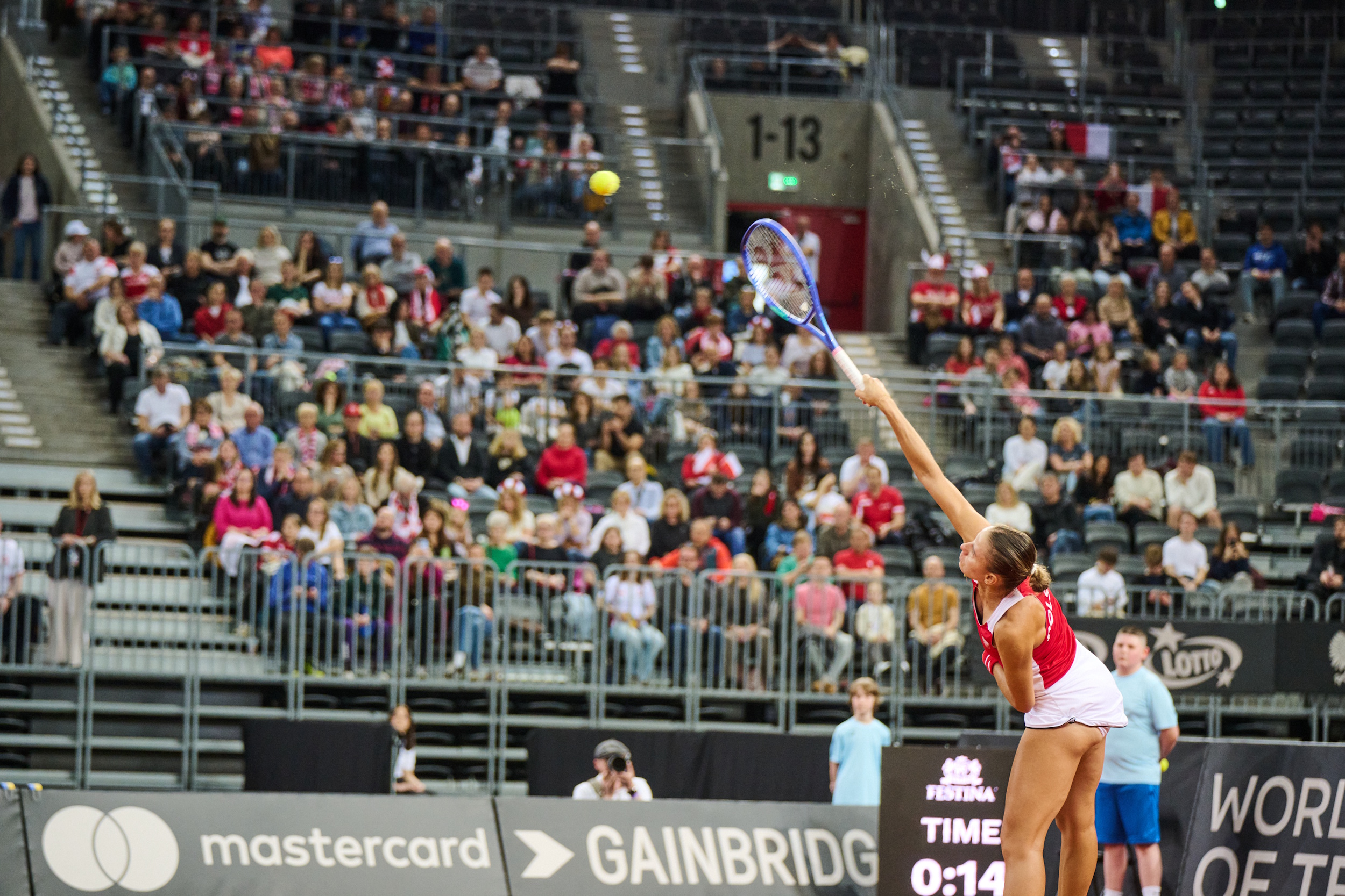Magda Linette uderzająca piłkę w podskoku