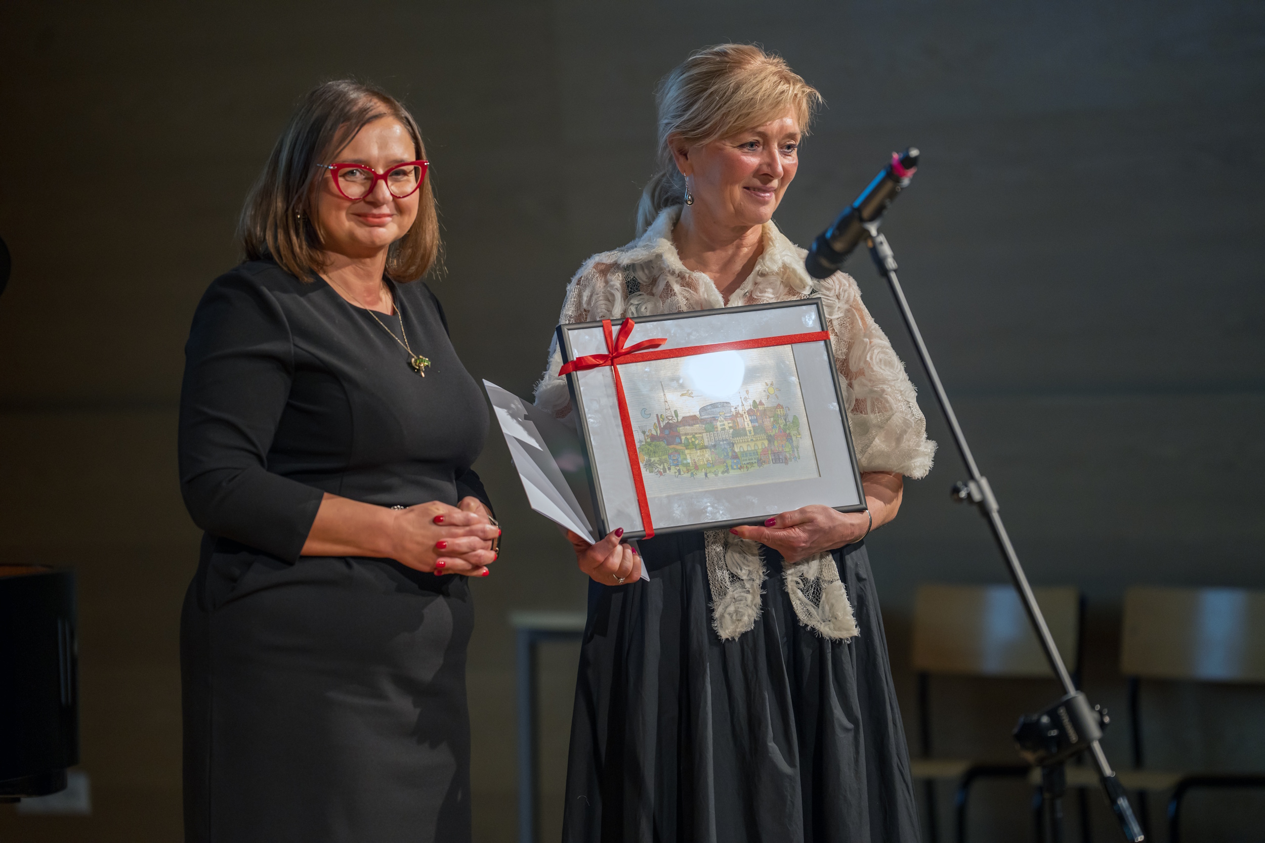 Wiceprezydent Gliwic Agnieszka Dylewska wręczająca prezes ZNP w Gliwicach upominki okolicznościowe