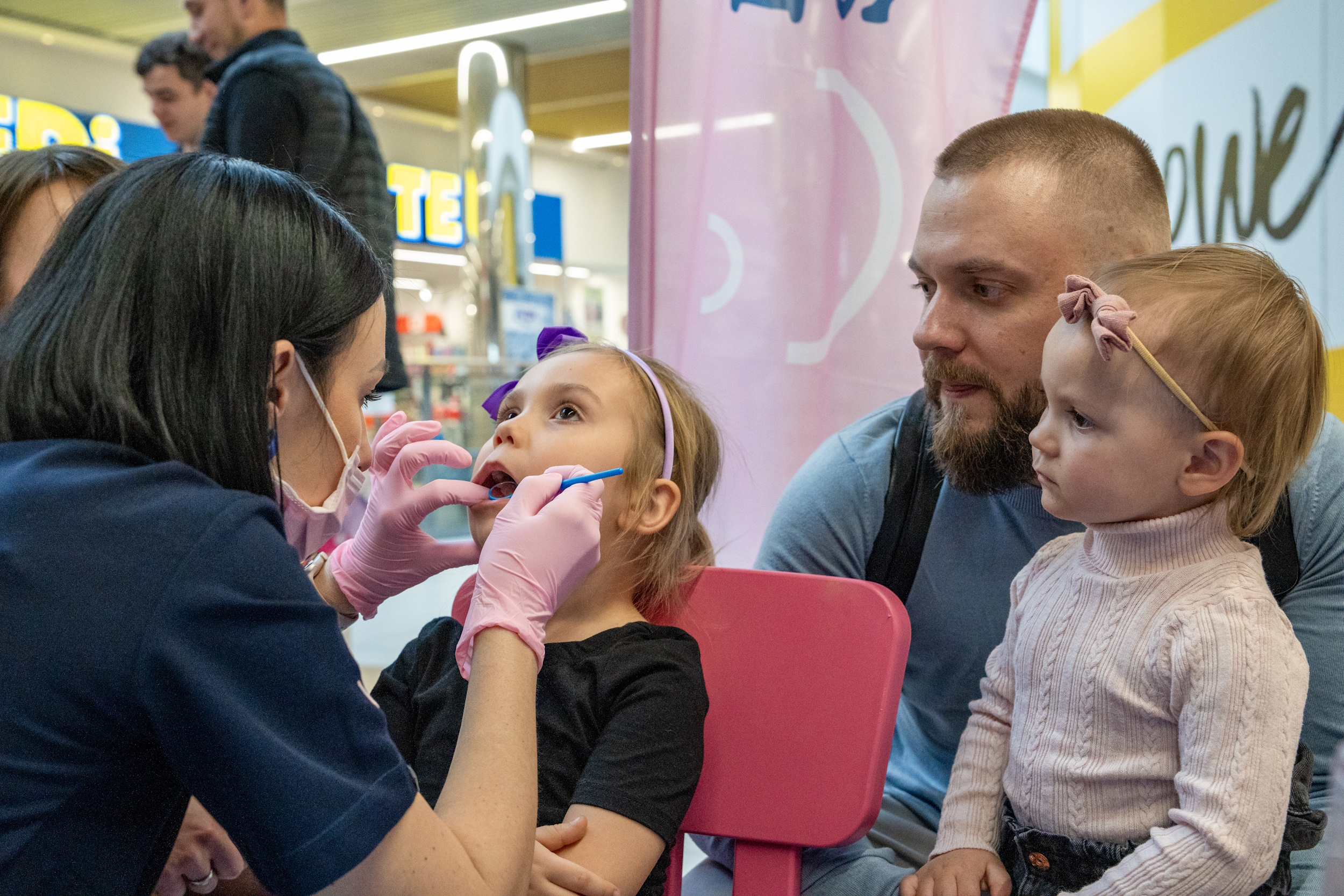 Dziewczynka podczas przeglądu stomatologicznego