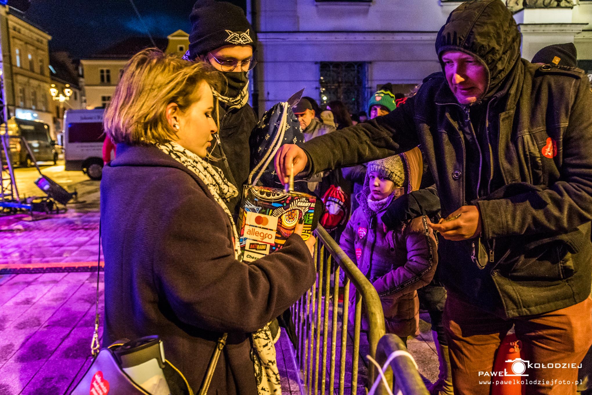 Fot. materiały organizatora Mieszkańcy wrzucający pieniądze do puszki