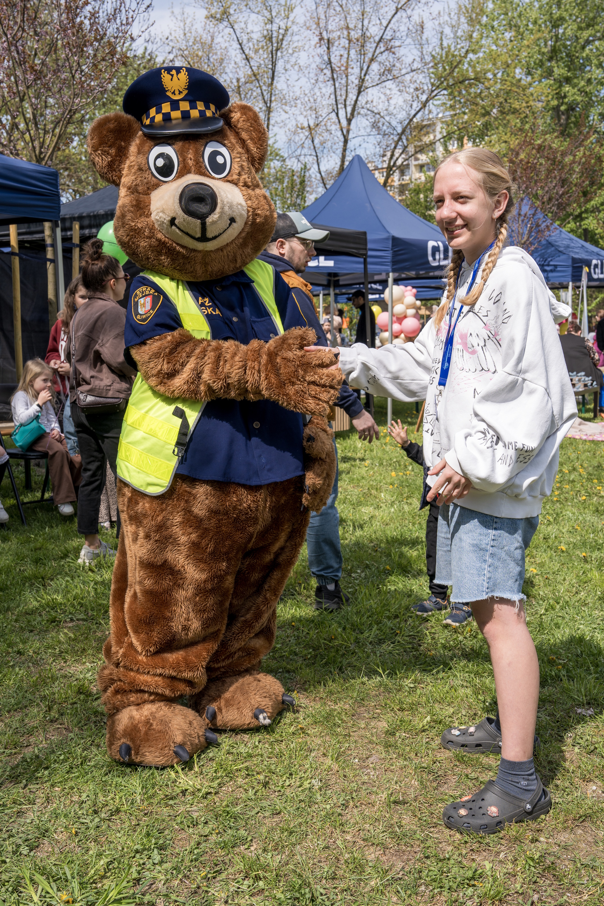 Dziewczyna z misiem - maskotką Straży Miejskiej w Gliwicach