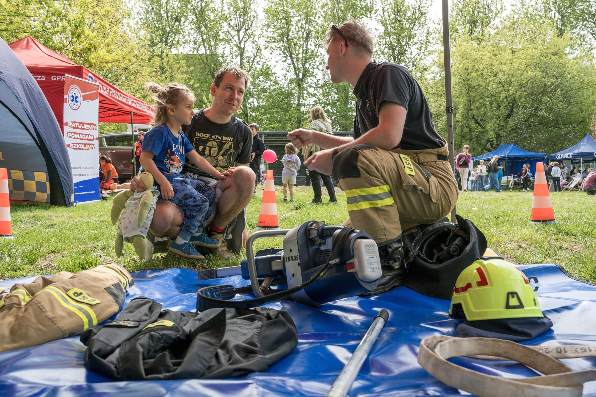 mężczyzna prezentuje sprzęt pilarski