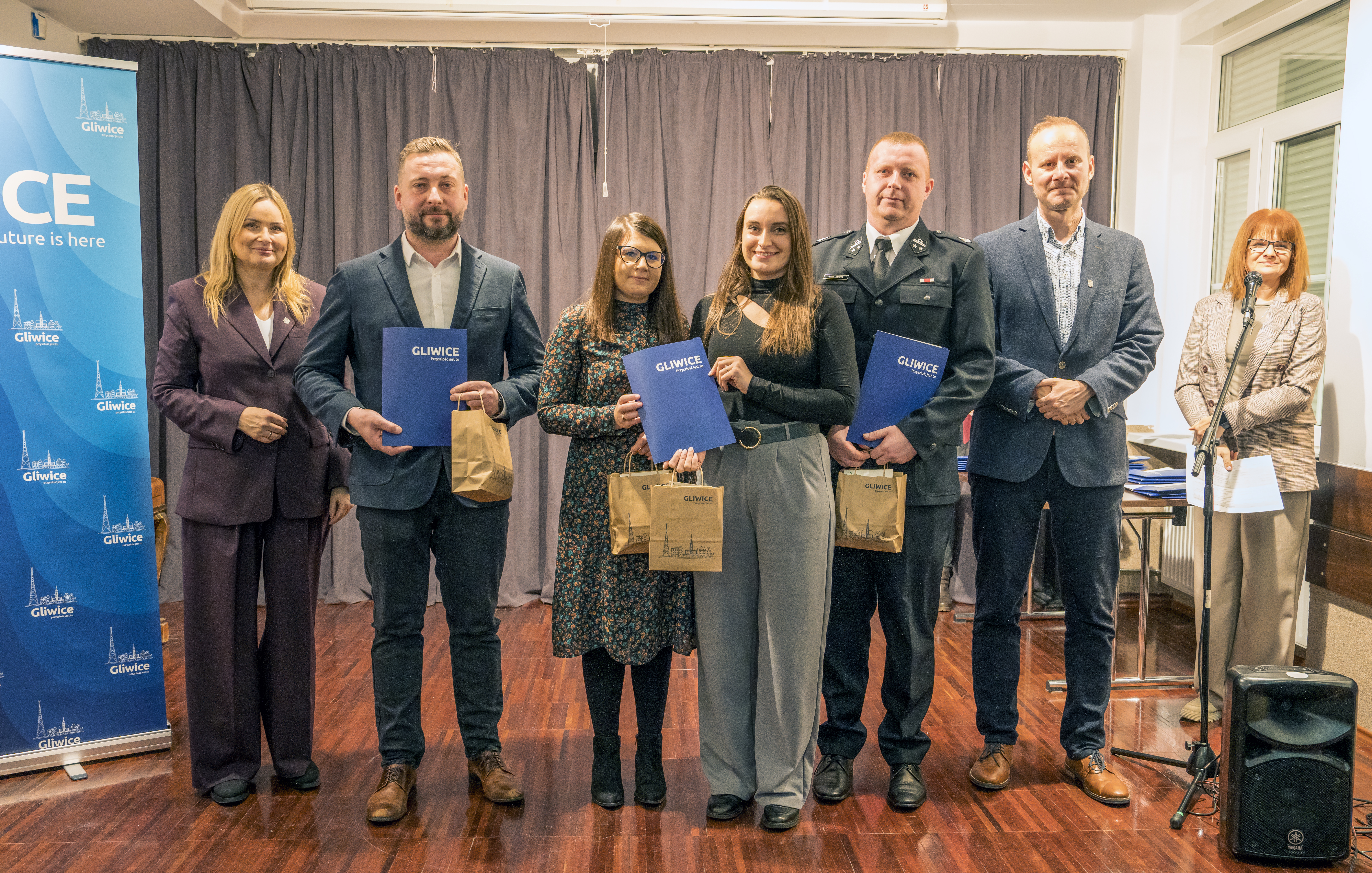 Autorzy zwycięskich wniosków pozujący z prezydent Gliwic i jej zastępcą