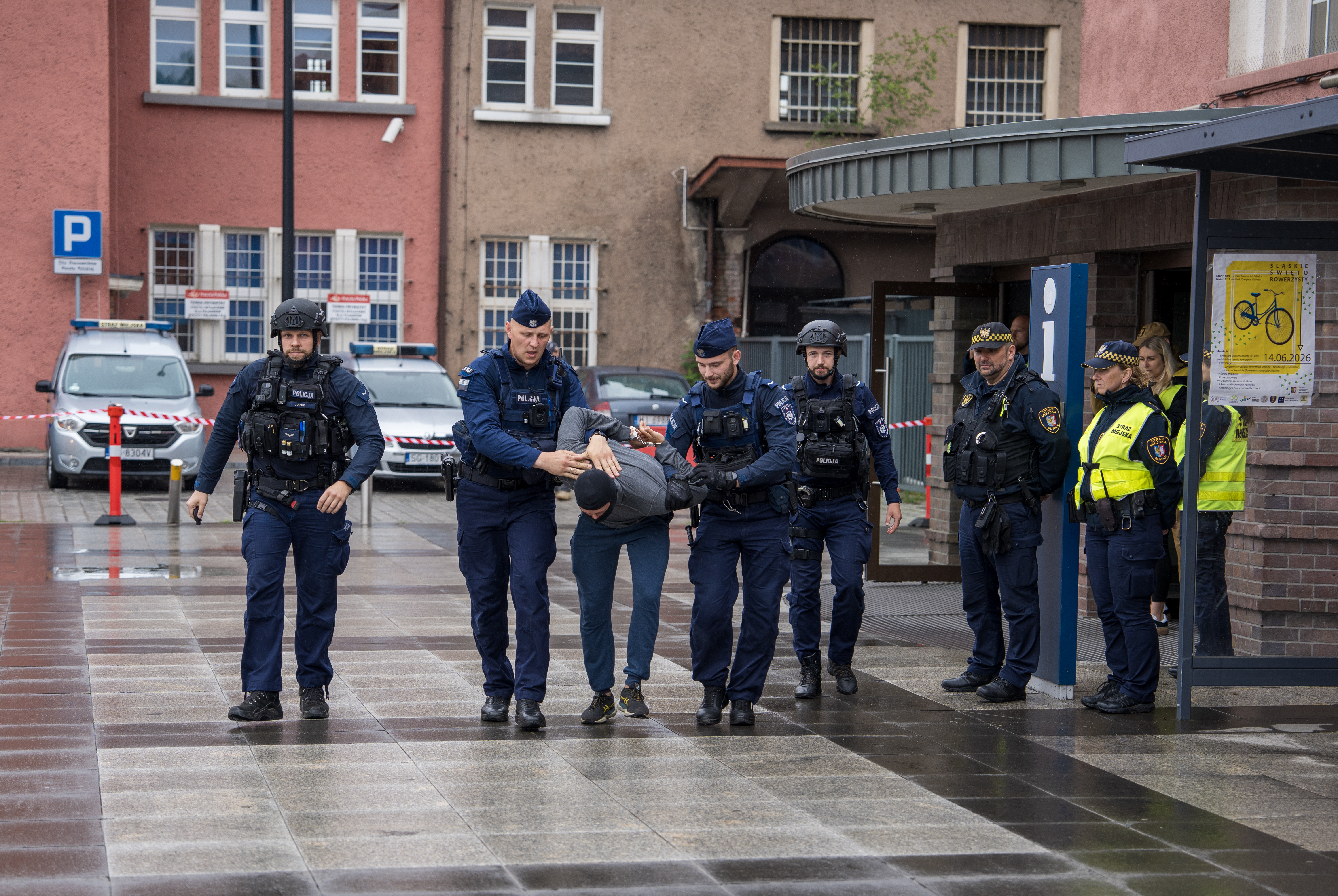 Policjanci prowadzący obezwładnionego agresora