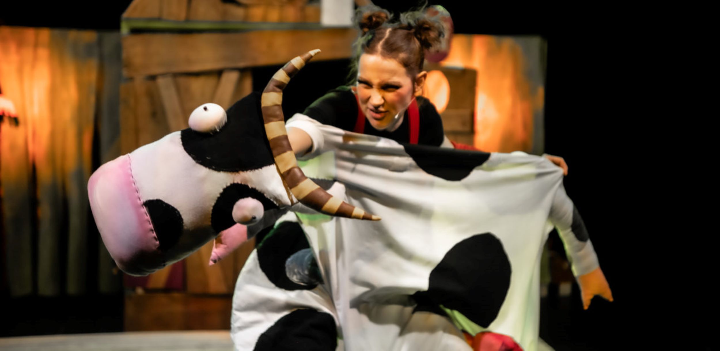 Fot. materiały Teatru miejskiego w Gliwicach kobieta w przebraniu krowy