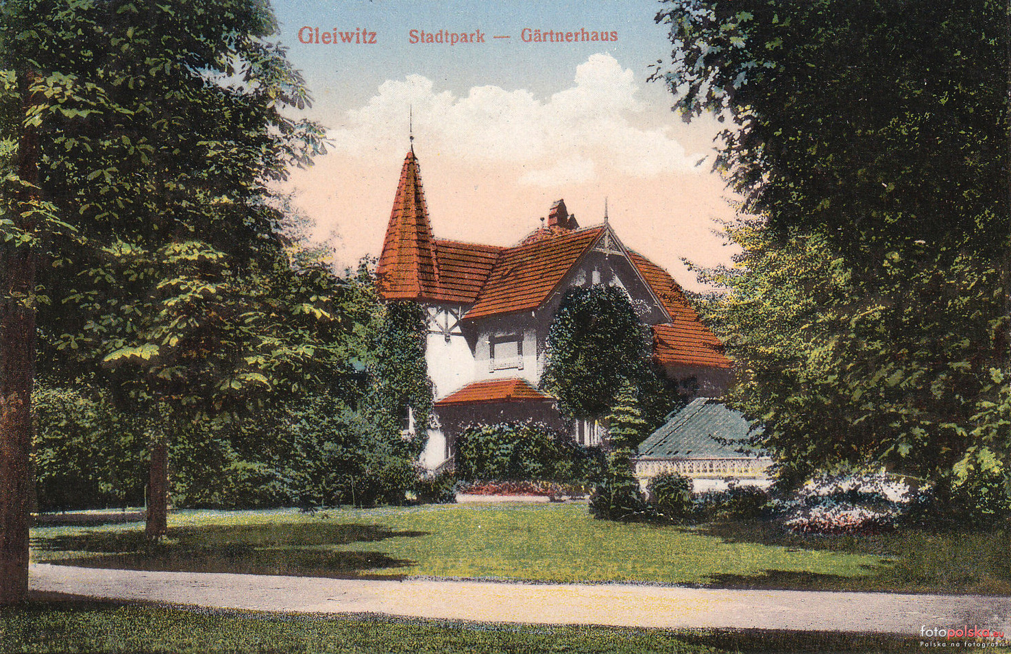 Budynek na starej fotografii (fotopolska.eu, opisane jako lata 1900-1915)) Domek ogrodnika na starej fotografii
