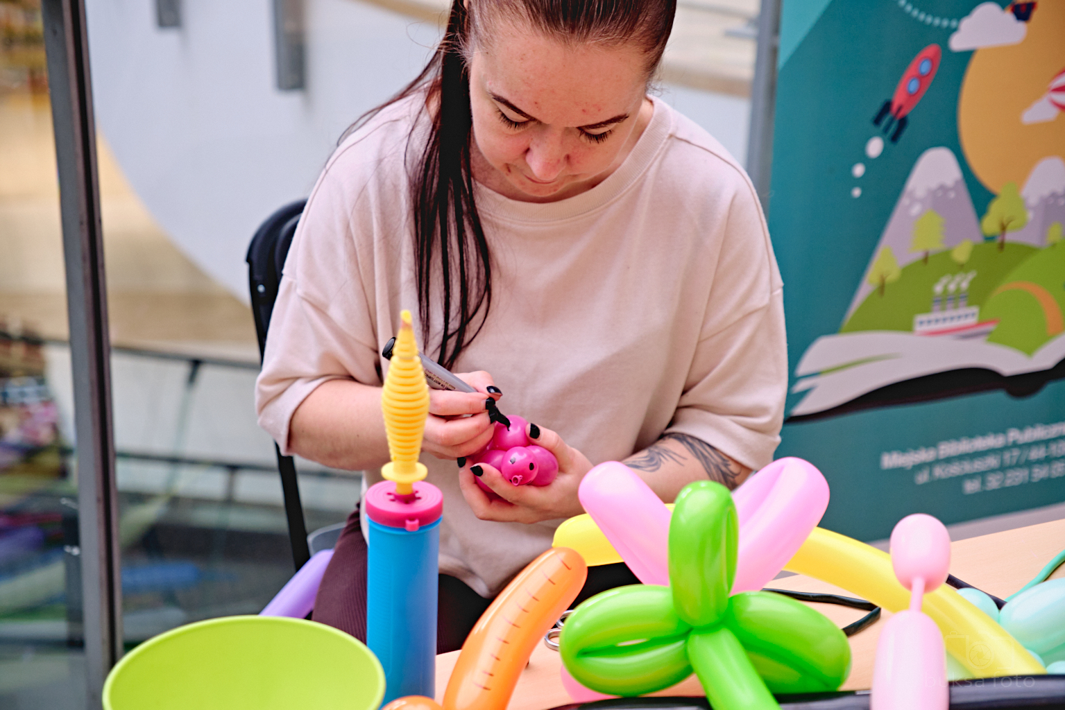 Fot. M. Buksa/ UM w Gliwicach Animatorka tworząca balonowe zwierzątko