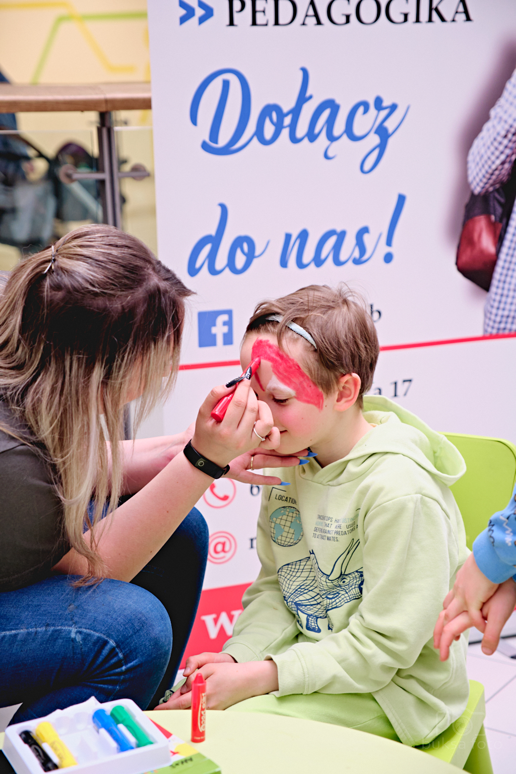 Fot. M. Buksa/ UM w Gliwicach Pani malująca chłopcu buzię