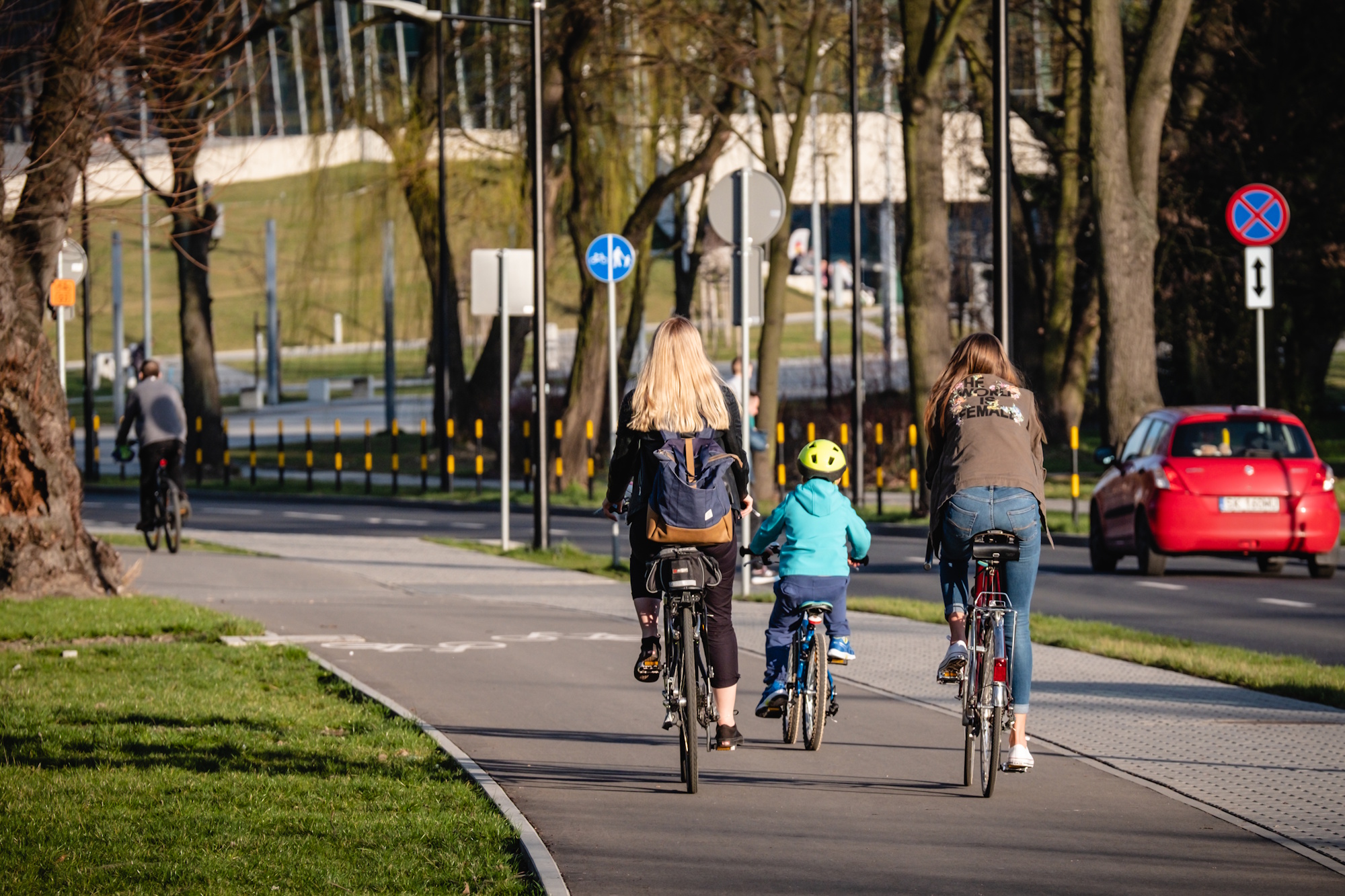 rodzina na rowerze jedzie ścieżką rowerową wzdłuż ulicy Kujawskiej