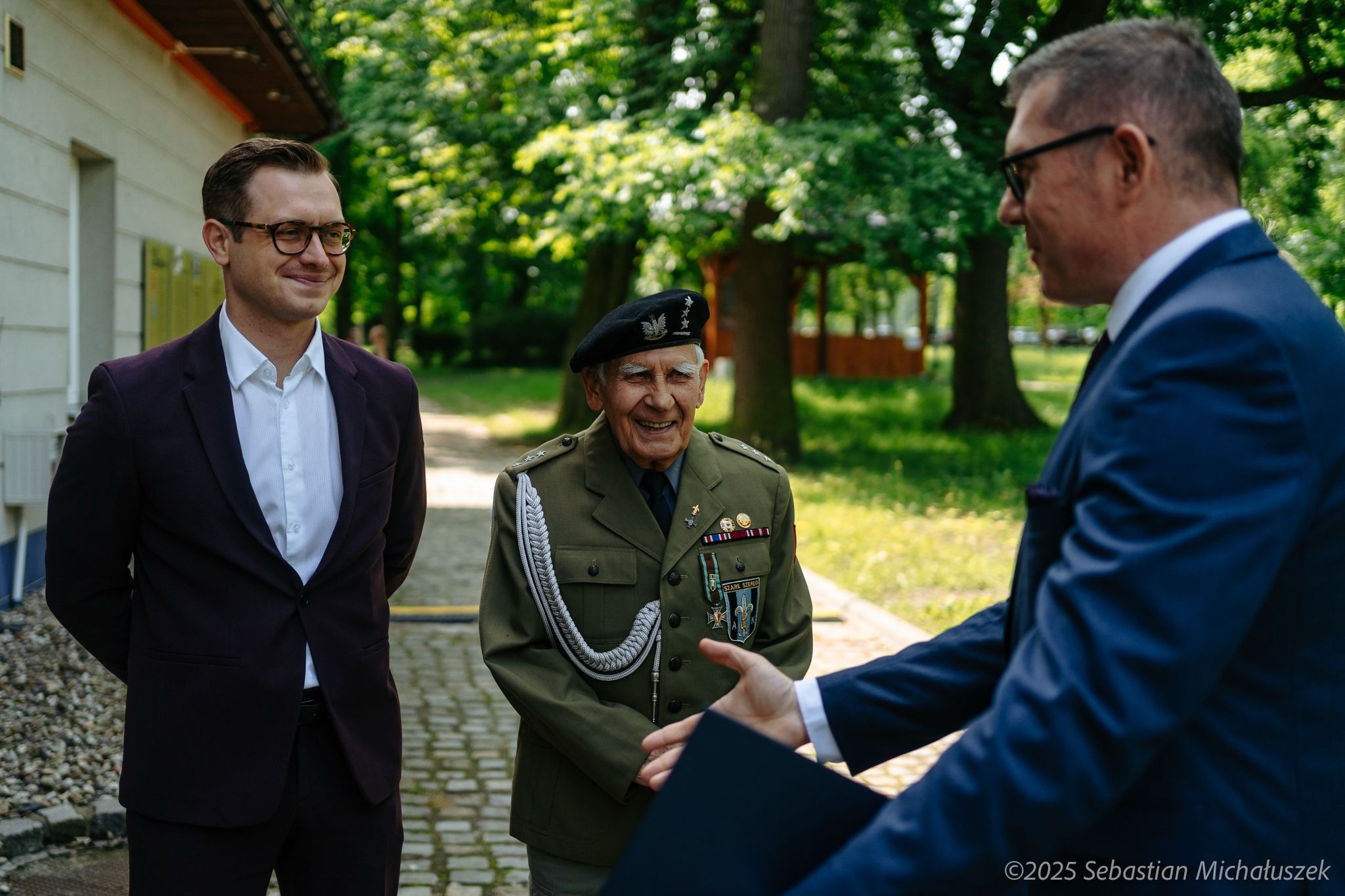 Absolwent szkoły w historycznym mundurze