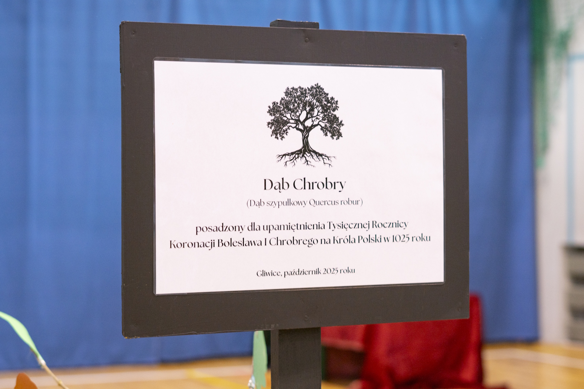 tabliczka pamiątkowa z rysunkiem drzewa