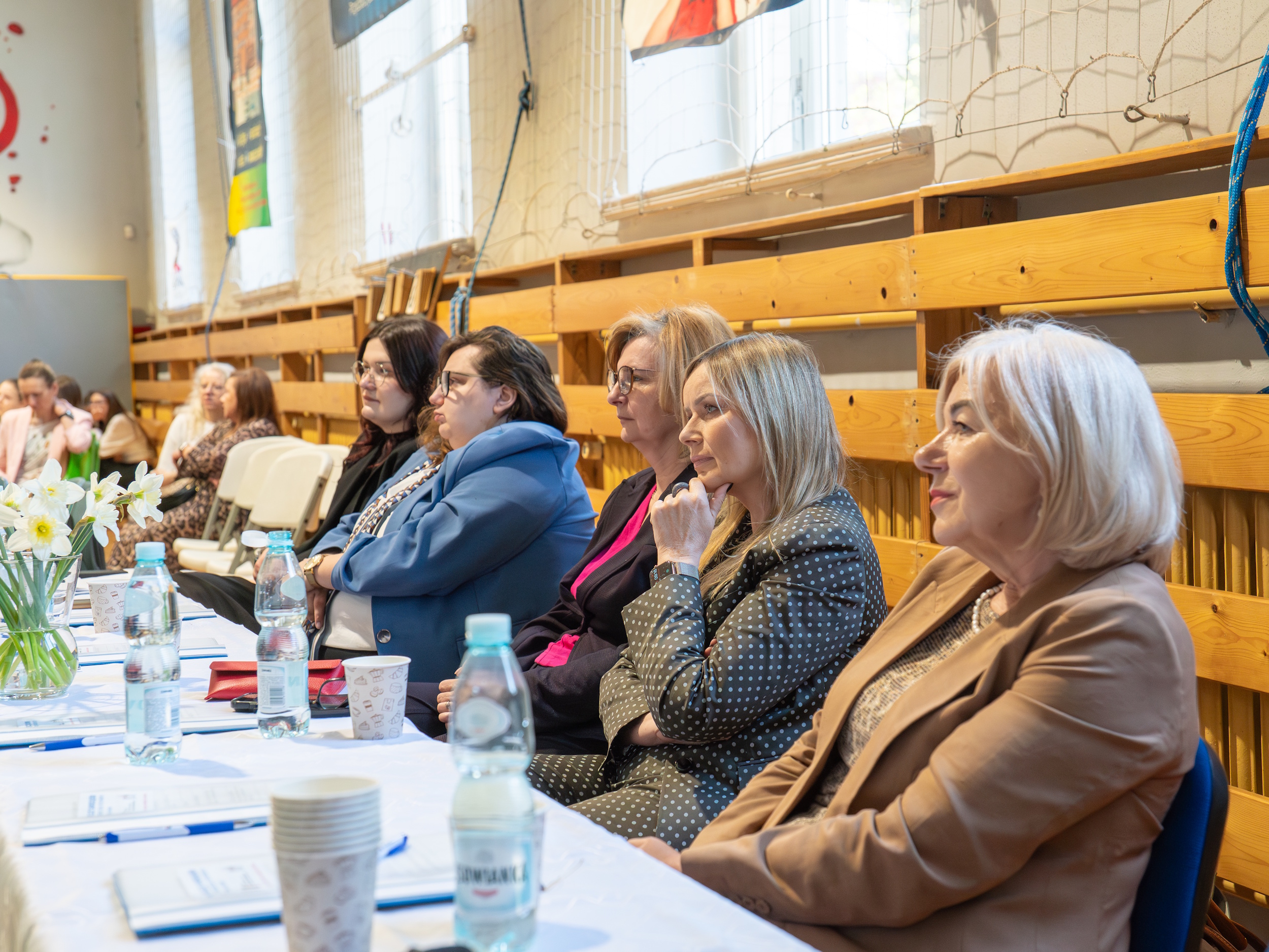 Prezydent Gliwic słuchająca wystąpień młodzieży