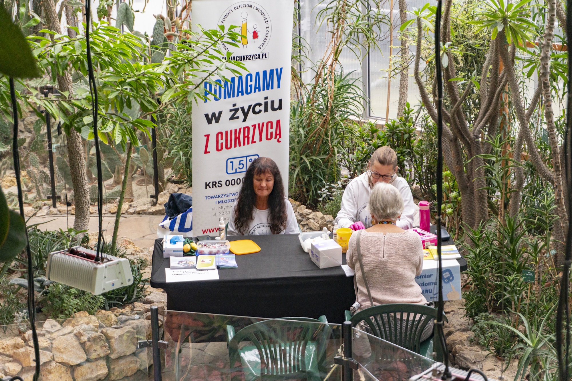 trzy kobiety przy stoliku stoiska cukrzycowego