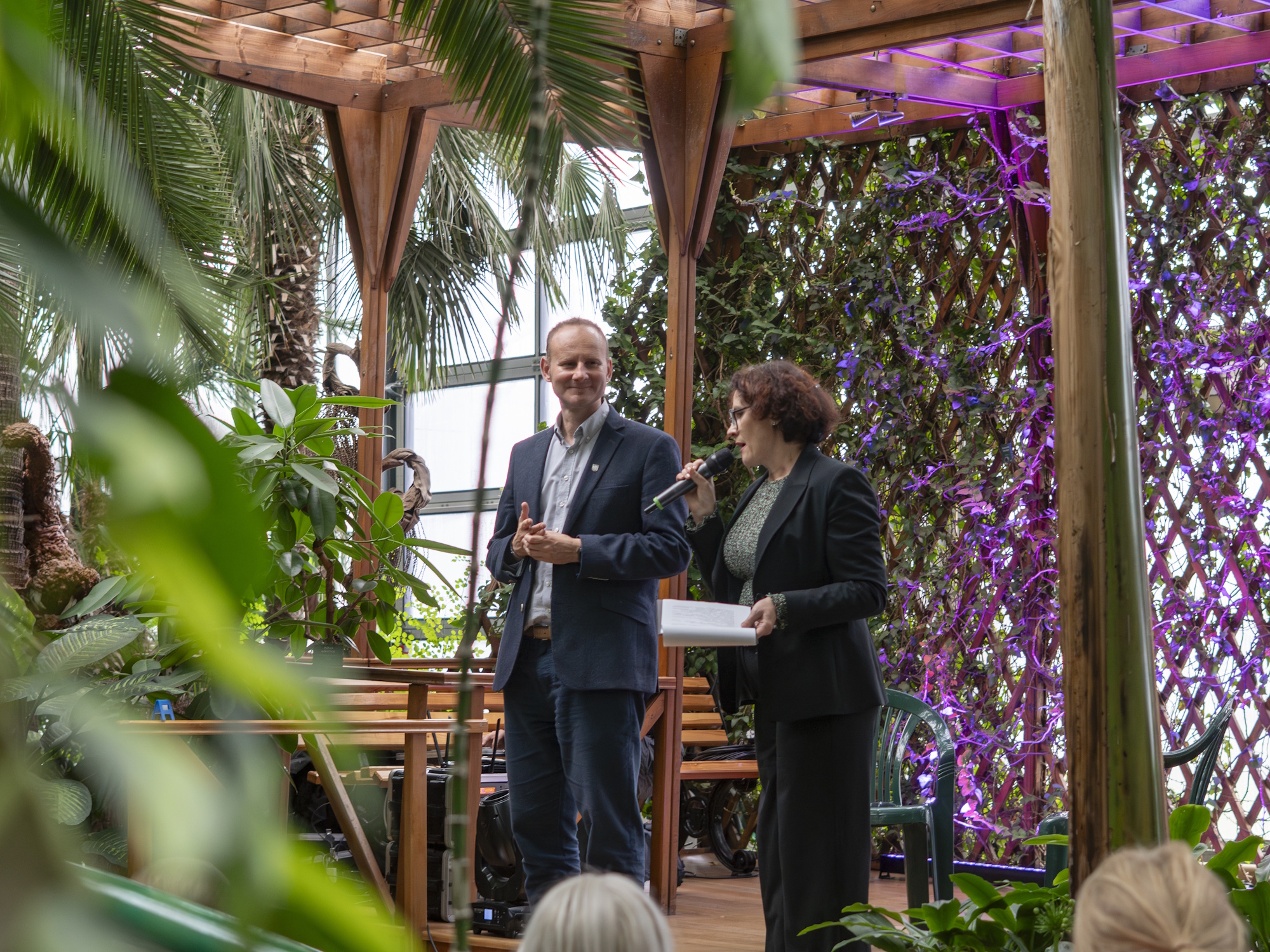 prezydent Gorczyński i pani z Wydziału Zdrowia z mikrofonem na scenie Palmiarni