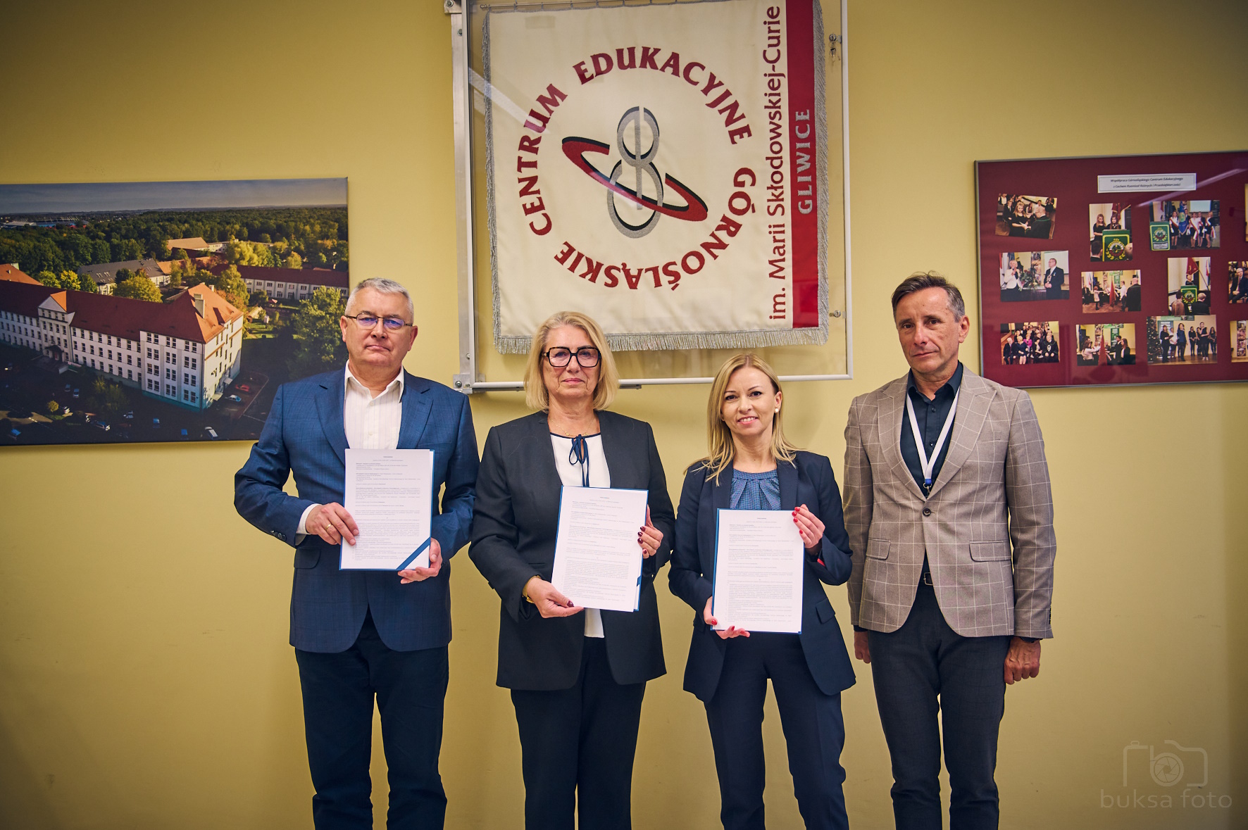 Strony pozujące z podpisanymi porozumieniami
