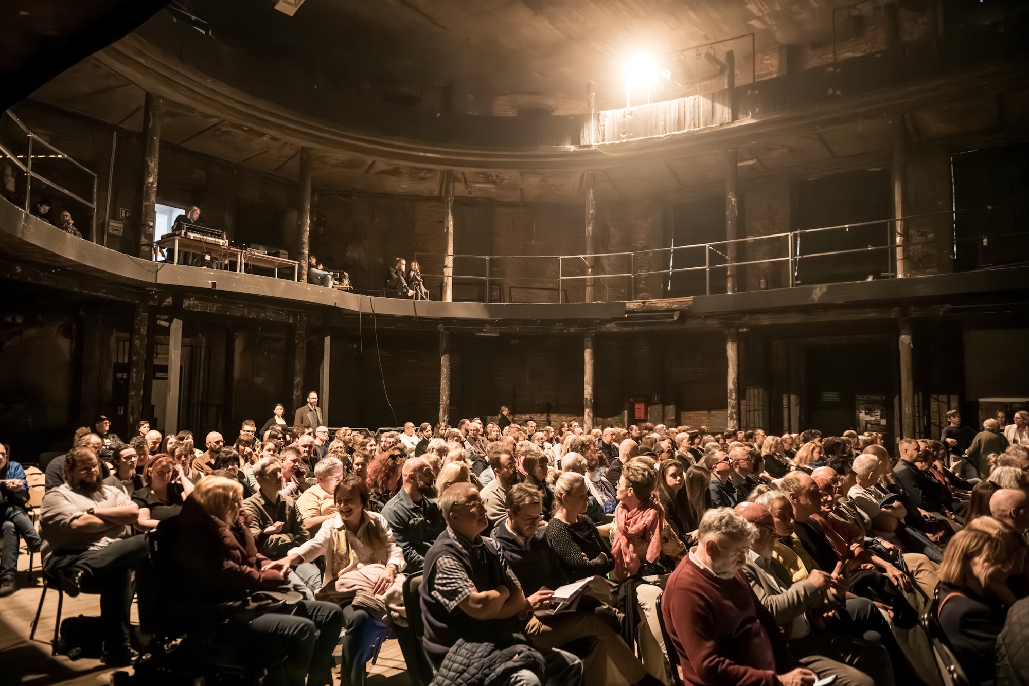 Publiczność siedzi w Ruinach Teatru Victoria