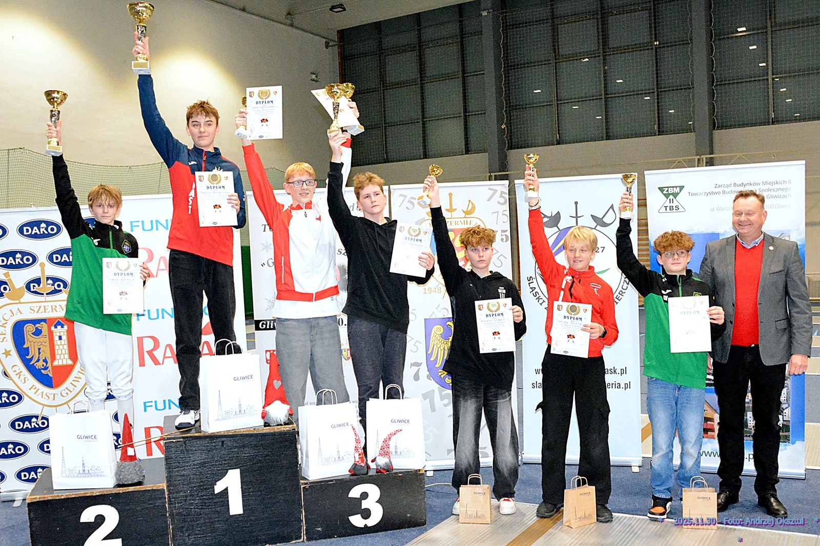 chłopcy na podium z pucharami