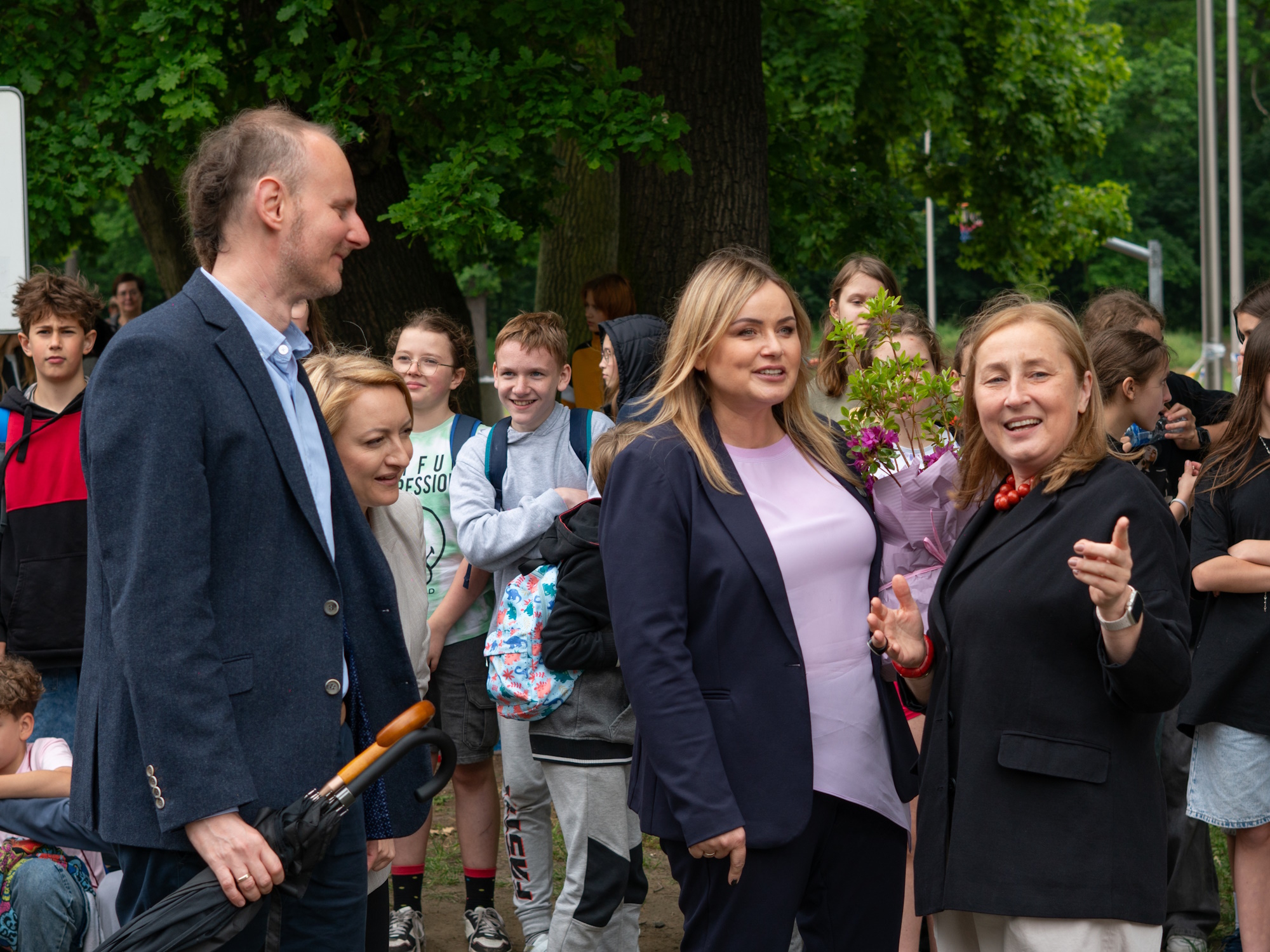 prezydent Gliwic ze swoim zastępcą Łukaszem Gorczyńskim i dyrektor szkoły