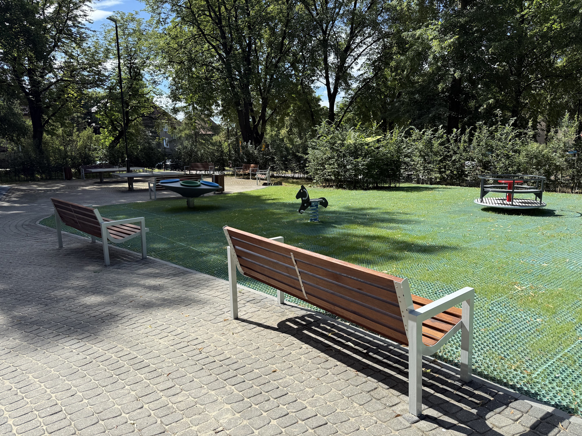 Fot. UM Gliwice ławka i huśtawki