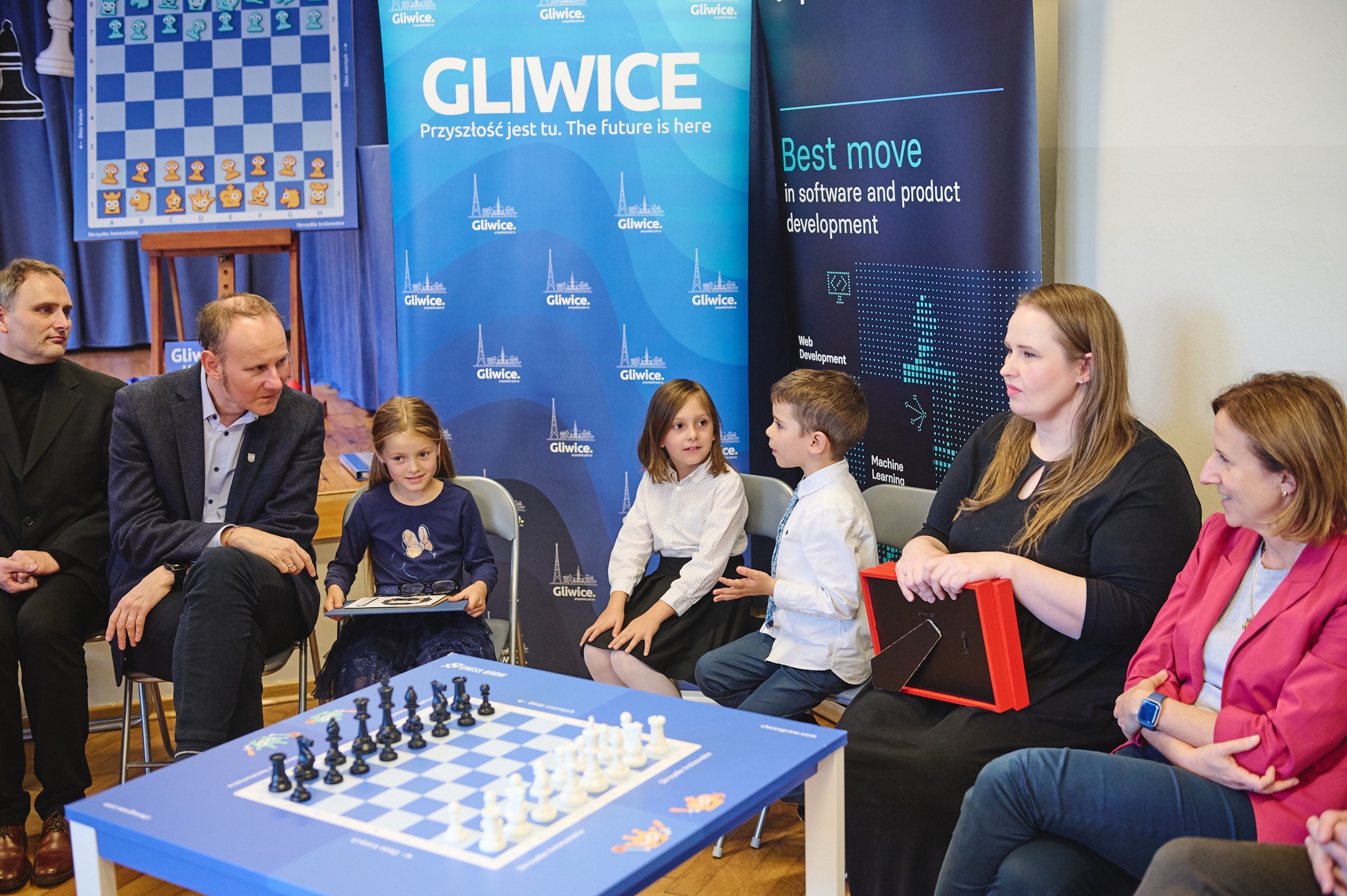Prezydent  Łukasz Gorczyński i pani Marlena Chlost-Warakomska rozmawiający nad szachownicą