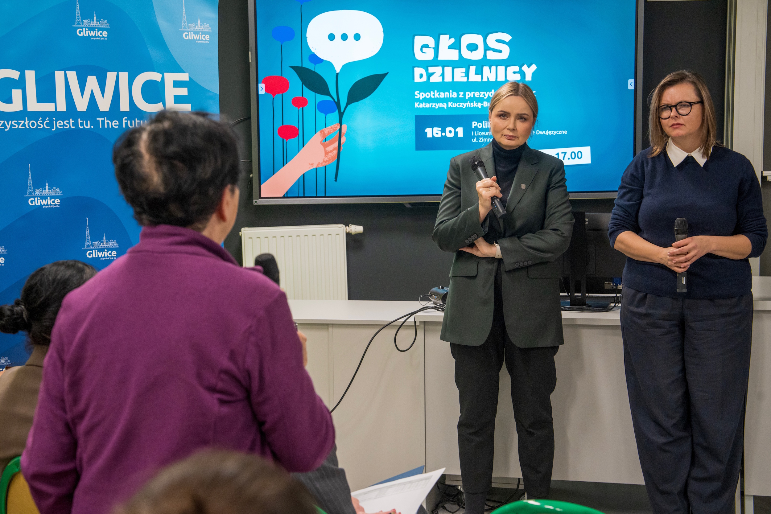 Mieszkanka zadająca pytanie