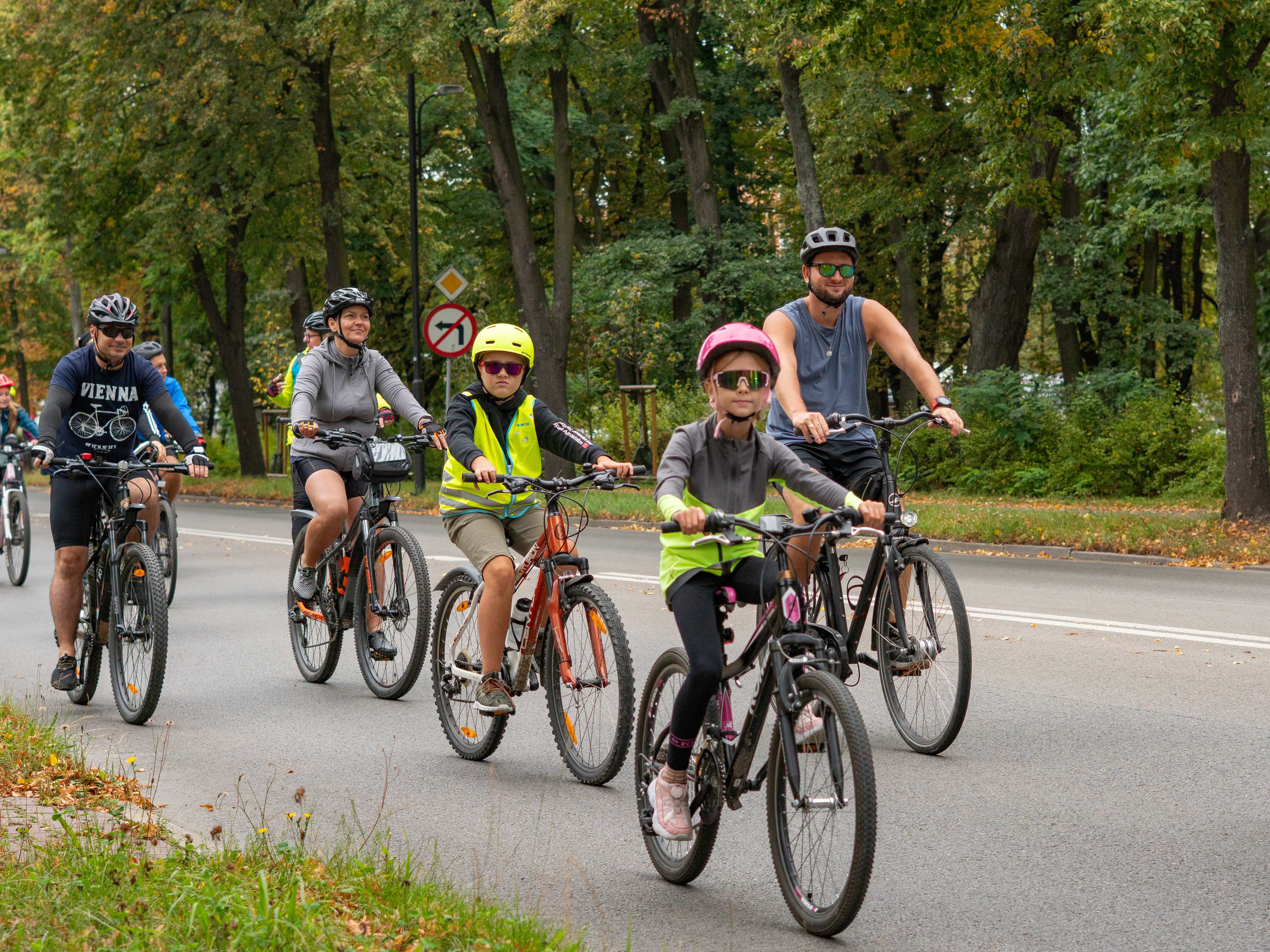 Zdjęcie rowerzystów na ulicy