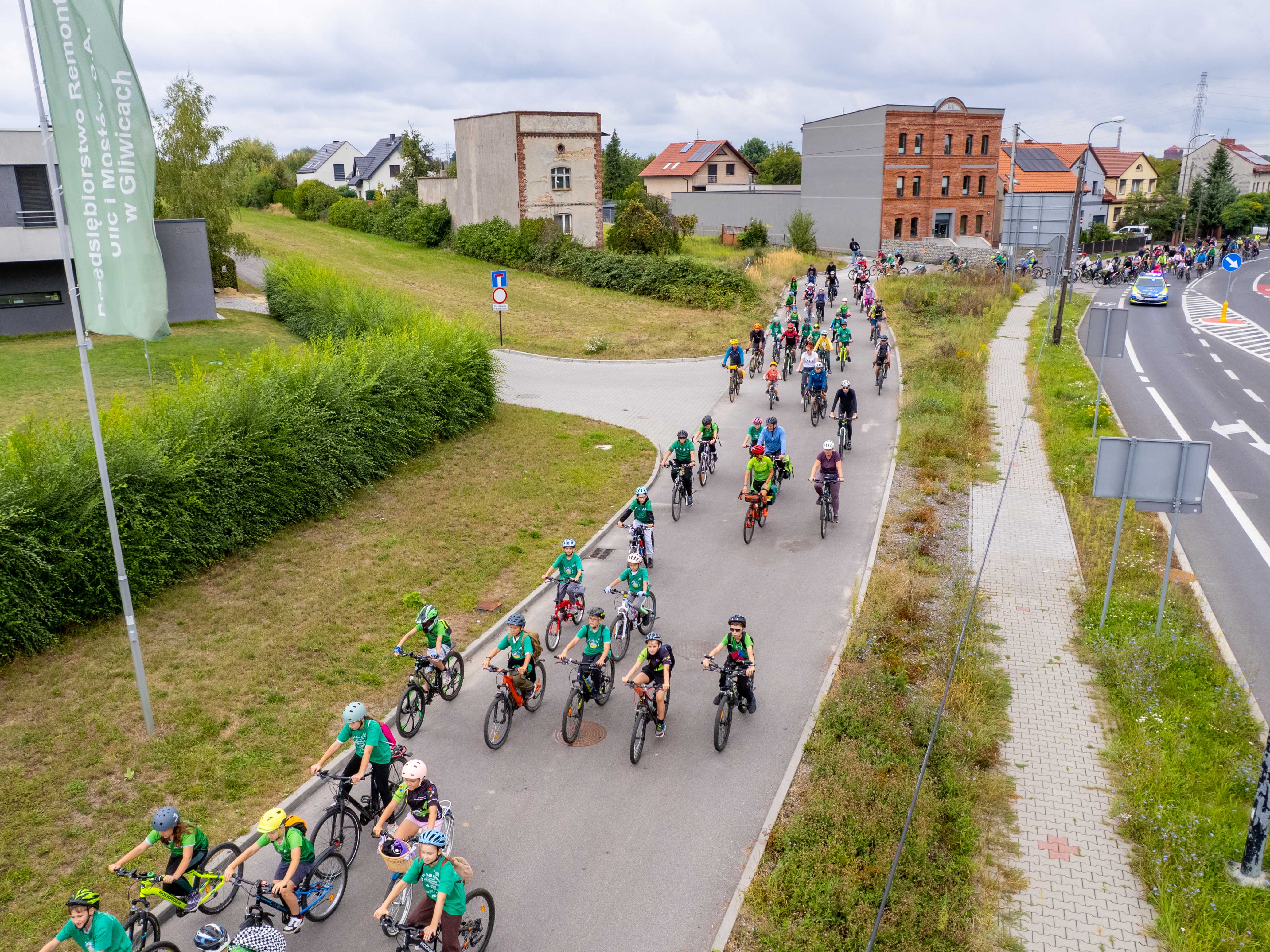 Zdjęcie rowerzystów na ulicy 