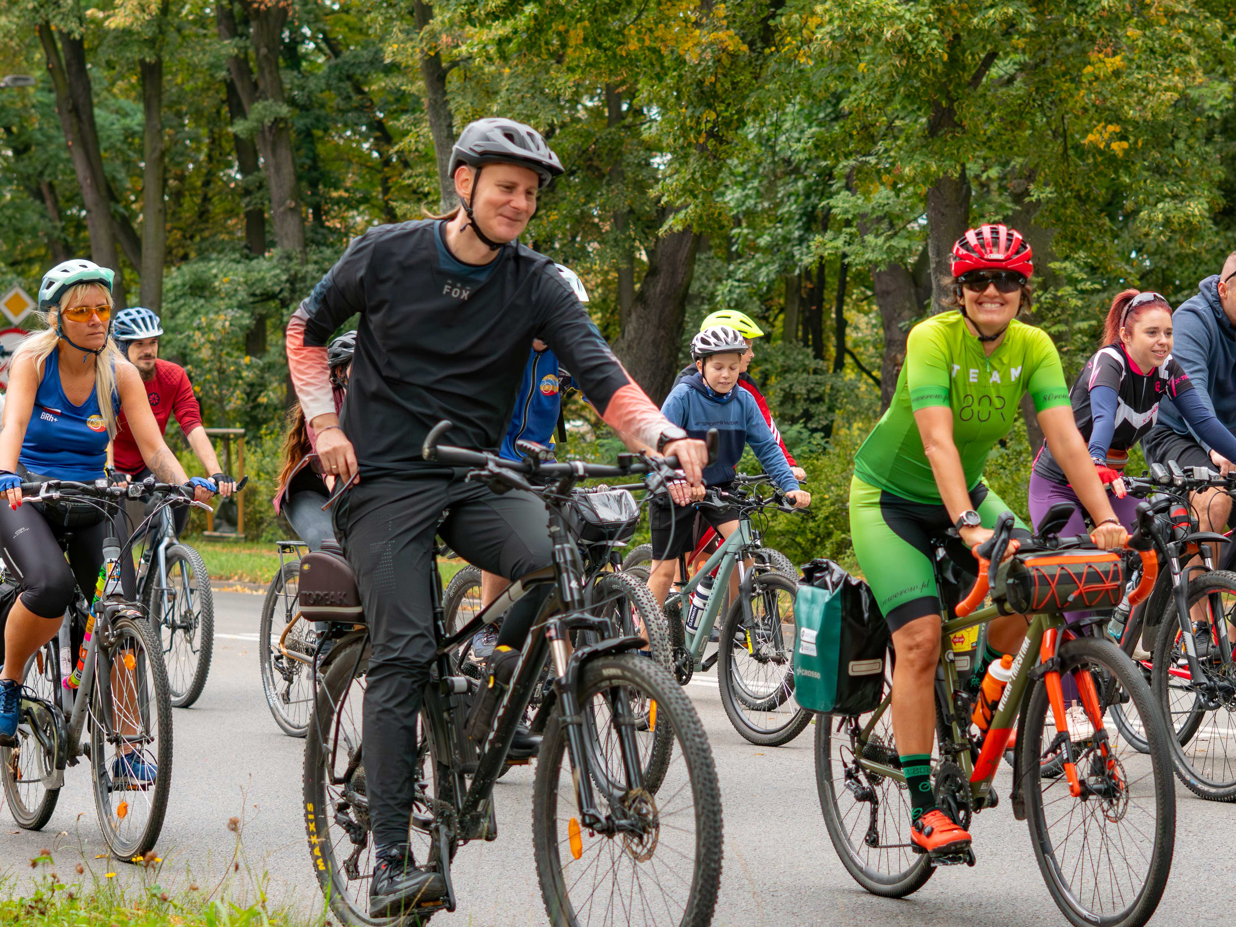 Zdjęcie rowerzystów na ulicy