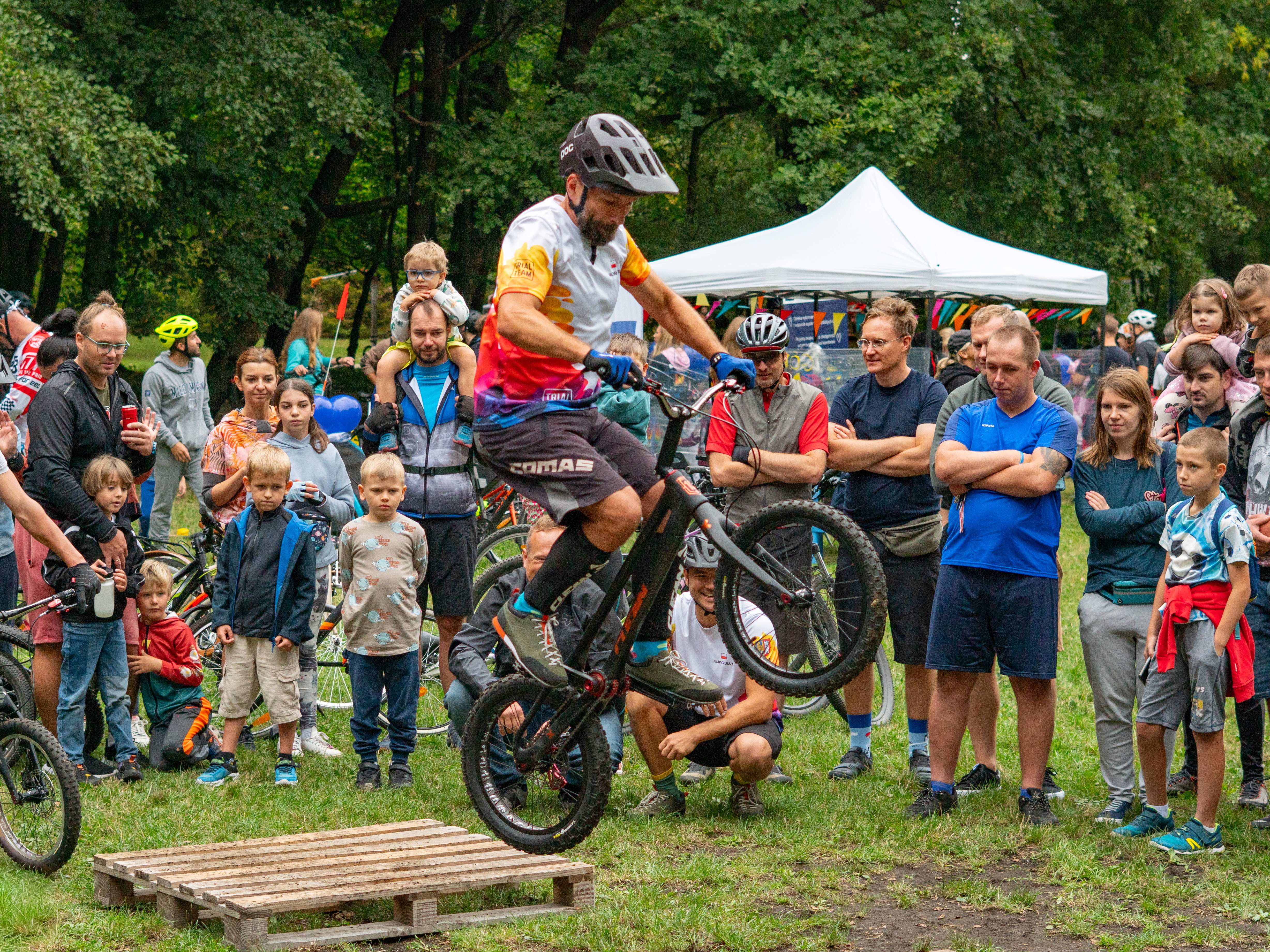 Zdjęcie pokazu trialu w parku